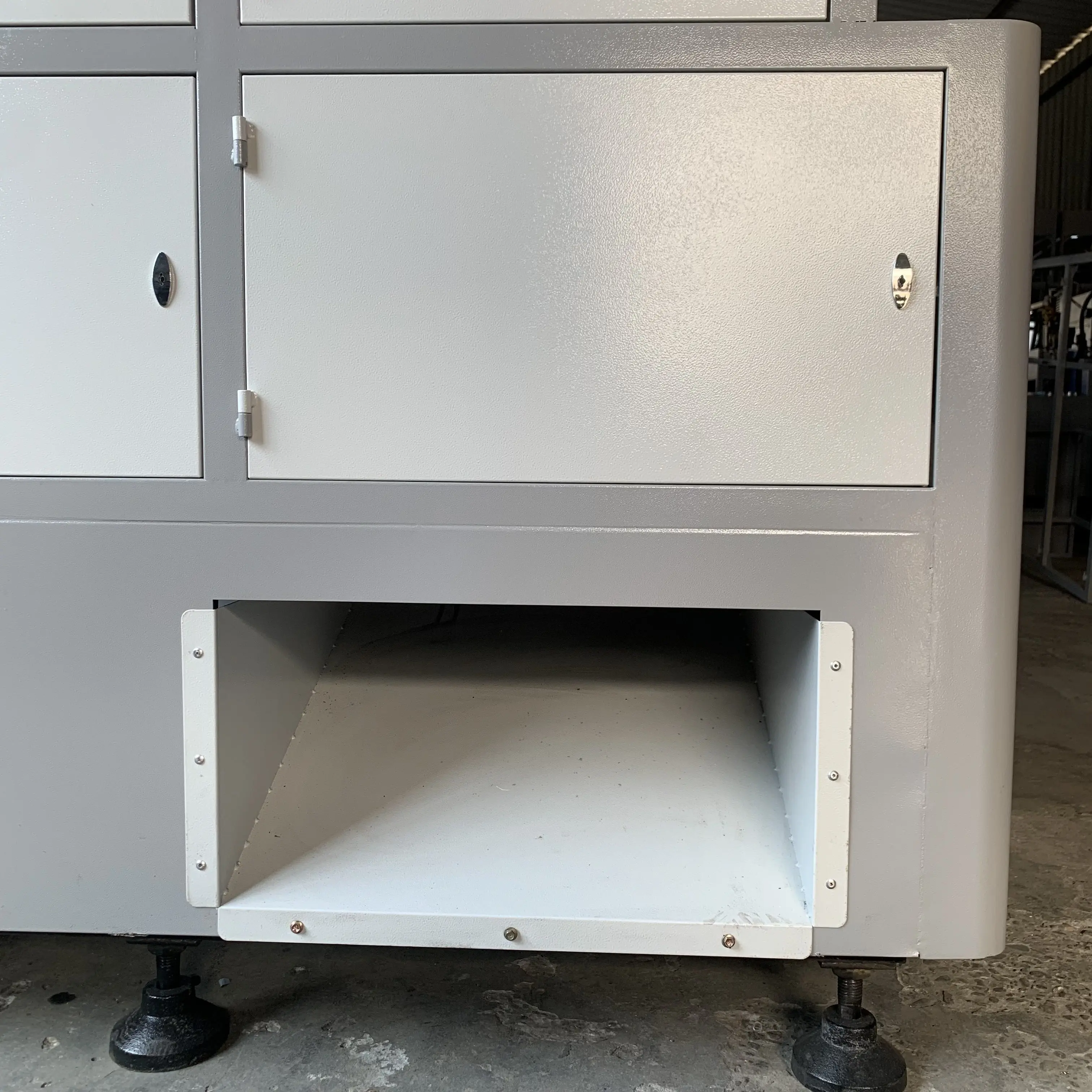 Easy to operate four cavity semi-automatic bottle blower