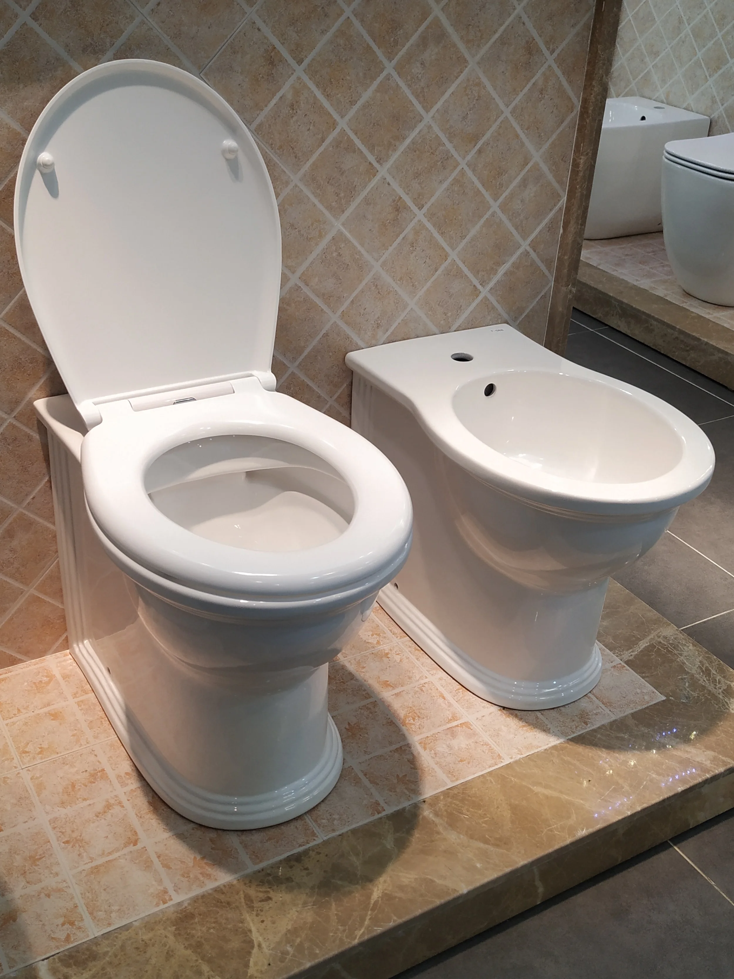 New Bathroom Water Closet Ceramic Washdown P-trap Water Saving Back To Wall Toilet With Toilet Seat For Uk Market