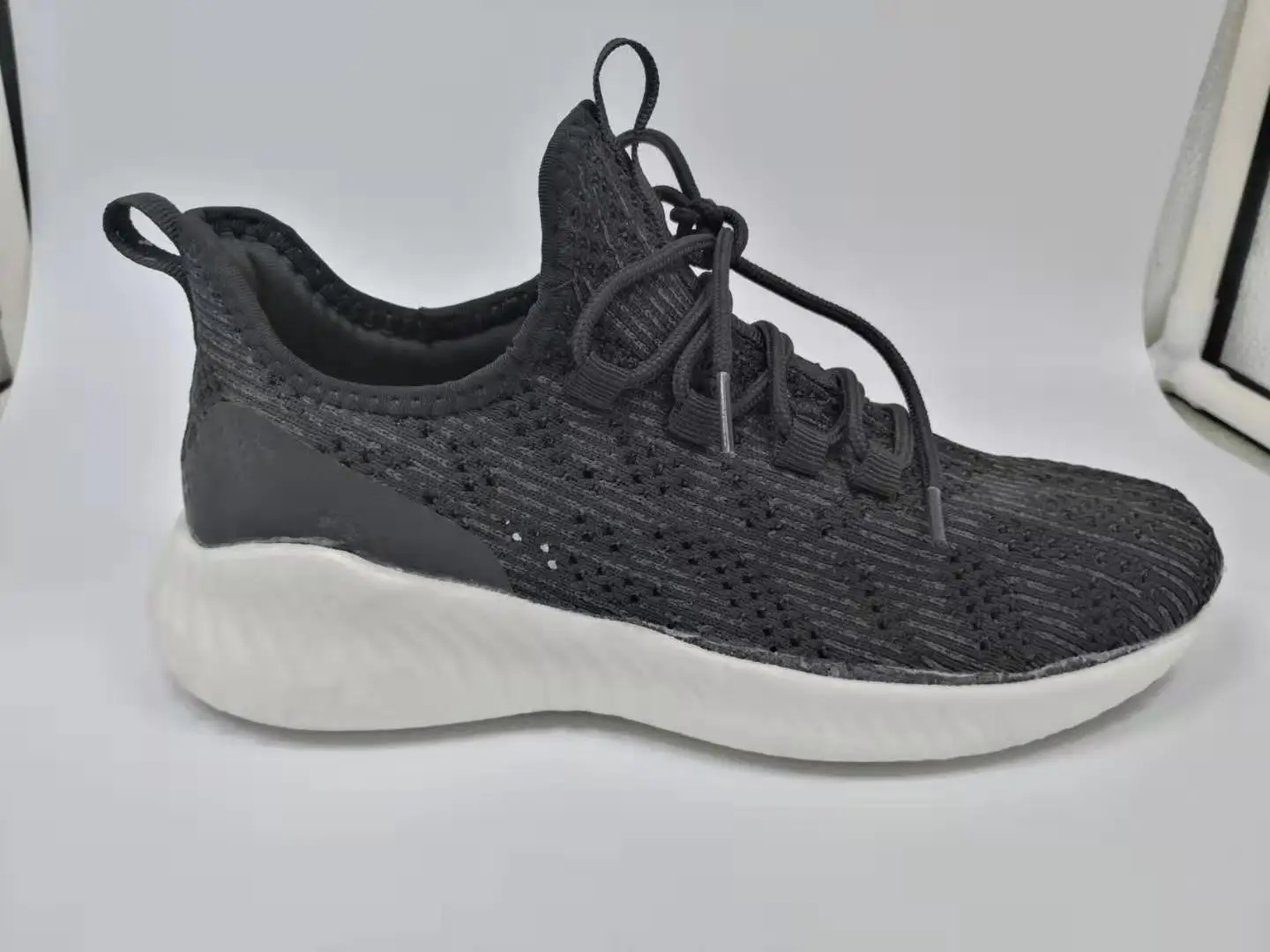 Customized elastic material wholesale fly woven upper capellada para calzado sports fly knit shoe material
