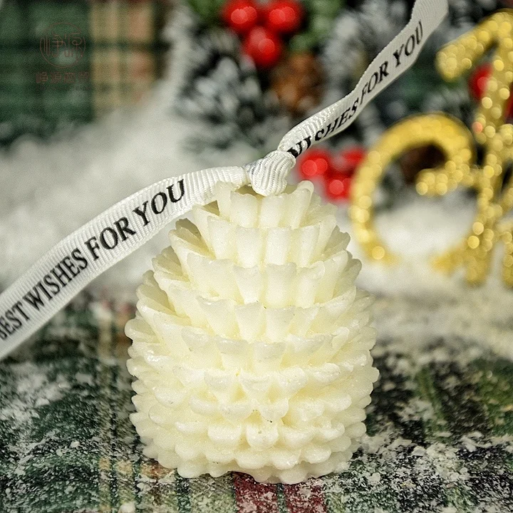 Handmade  Luxury  Christmas Decorated Private Label Soy Wax Scented Fragrance Pinecone Shape Candles  Christmas Tree Silicone