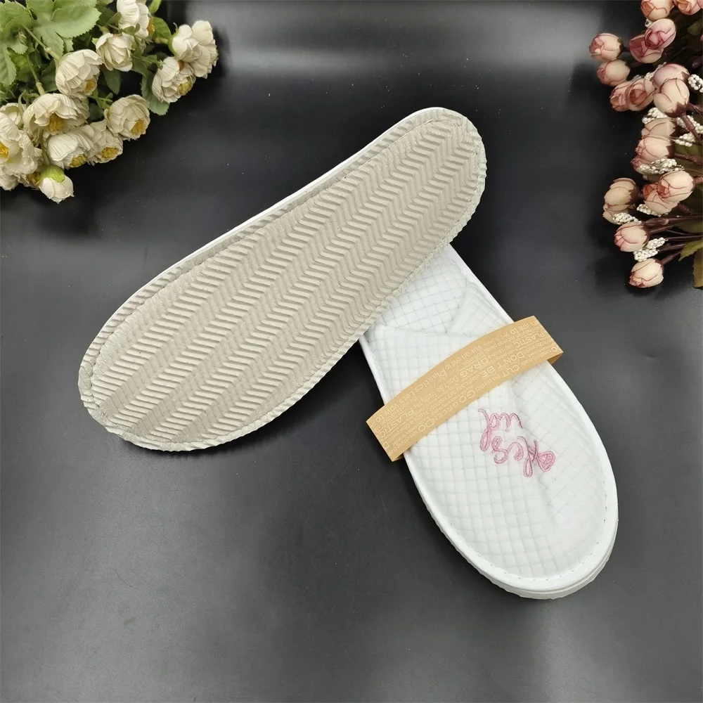 Chinese deluxe  white washable Polar Fleece room closed toe Disposable Slippers embroidered logo with dot cloth sole for hotel