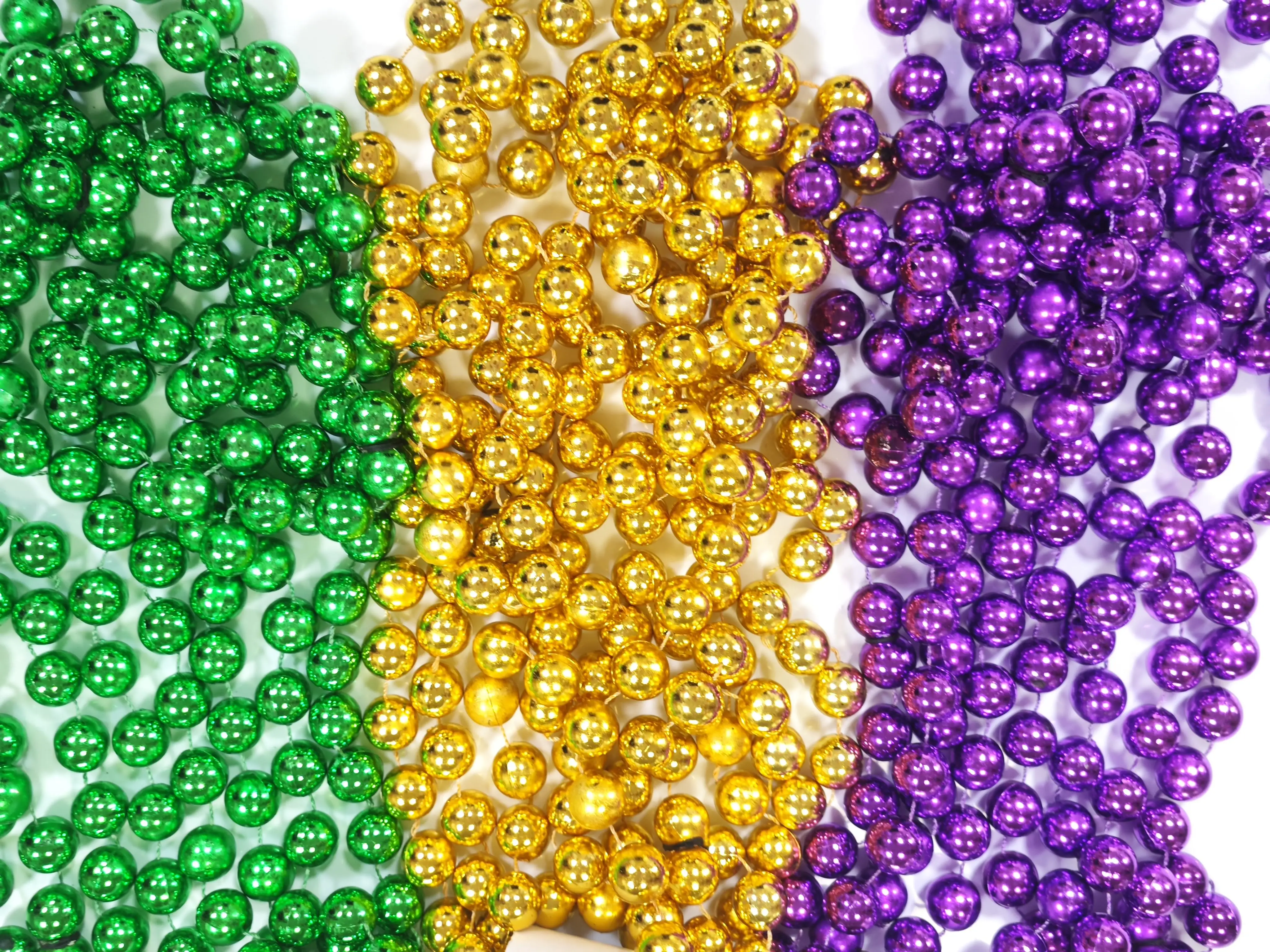 Plastic Colorful Gold Green Purple Mardi Gras Throw Beads Necklace  for Mardi Gras Tuesday Party and Holiday  Decoration