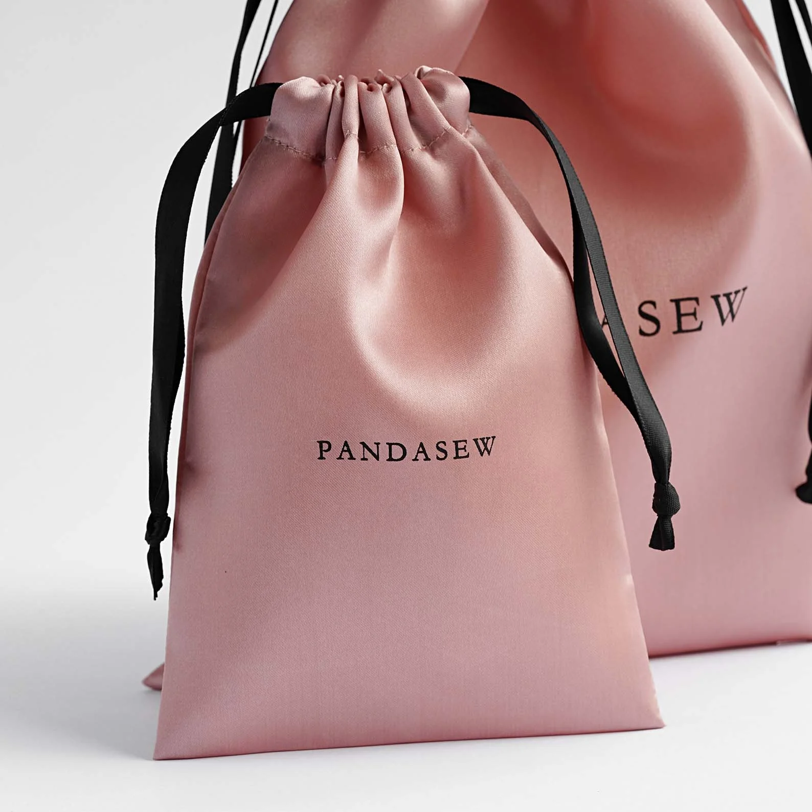 PandaSew, оптовая продажа, Пользовательский логотип, 13x10 см, розовый атласный пакет на шнурке, мешочек для ювелирных изделий, пылесборник