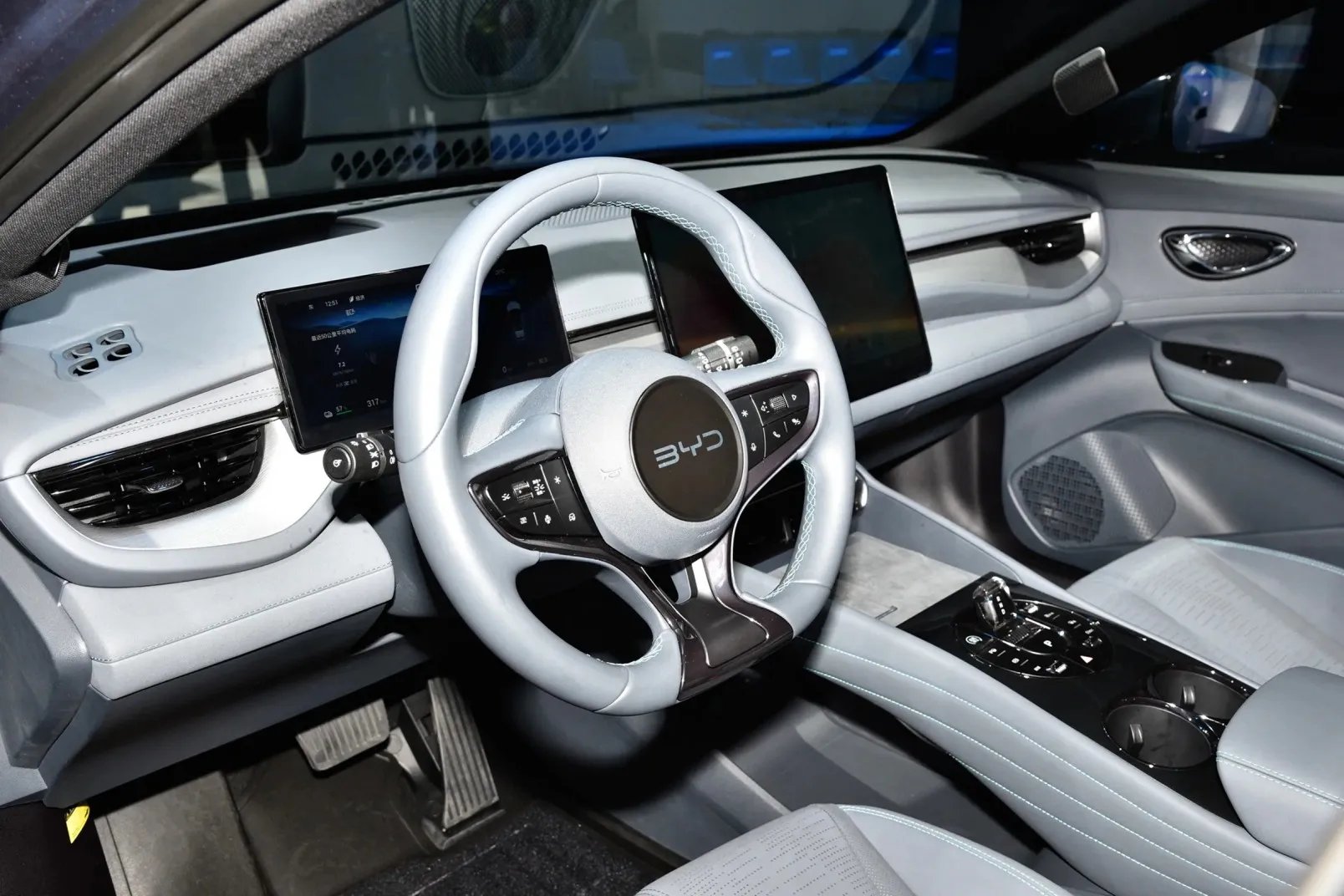 Депозит 2025 новых энергетических транспортных средств EV автомобильный Средний 5-дверный внедорожник 5 мест уплотнение 06 GT AWD BYD Электромобиль 06gt продажа