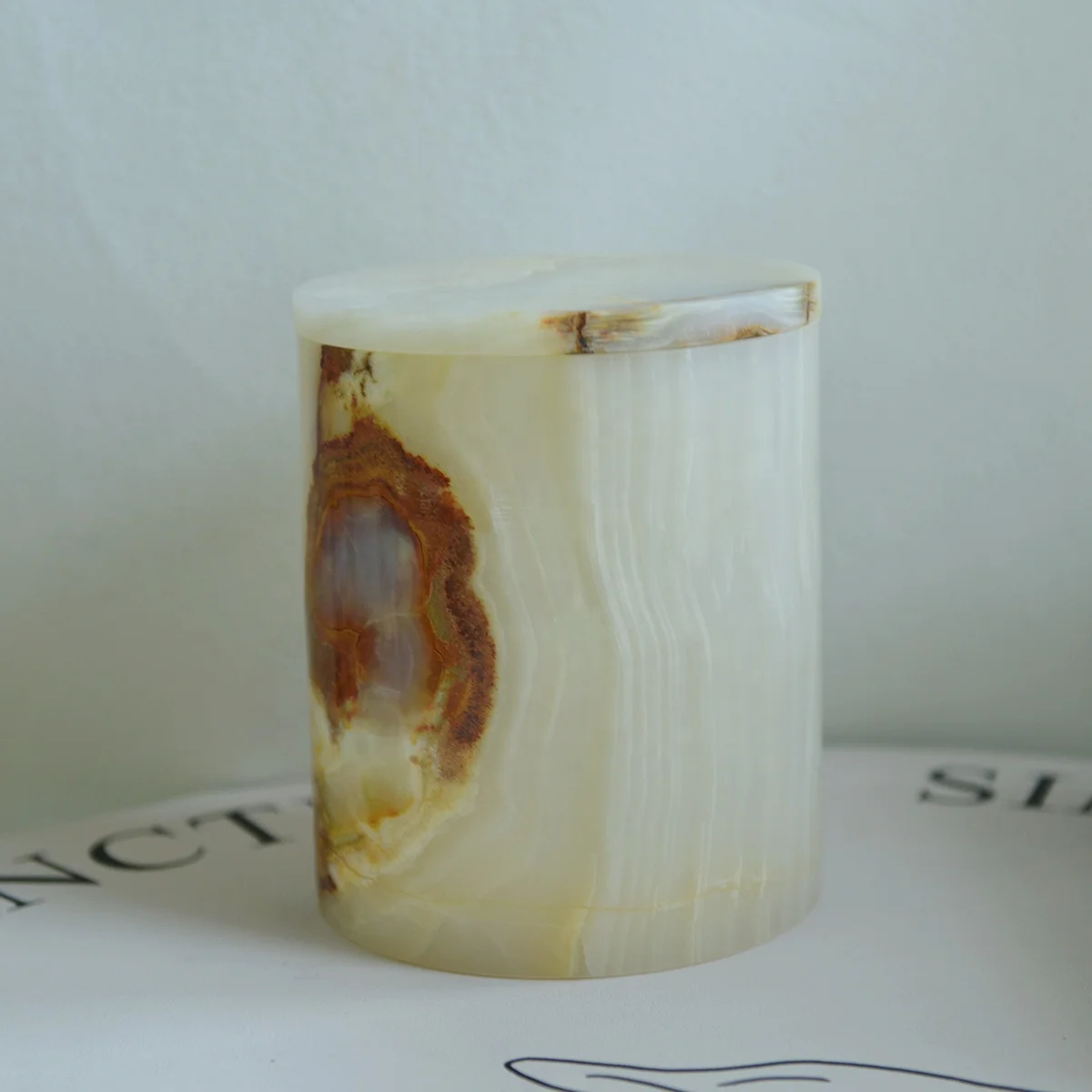 Контейнер из оникса с крышкой