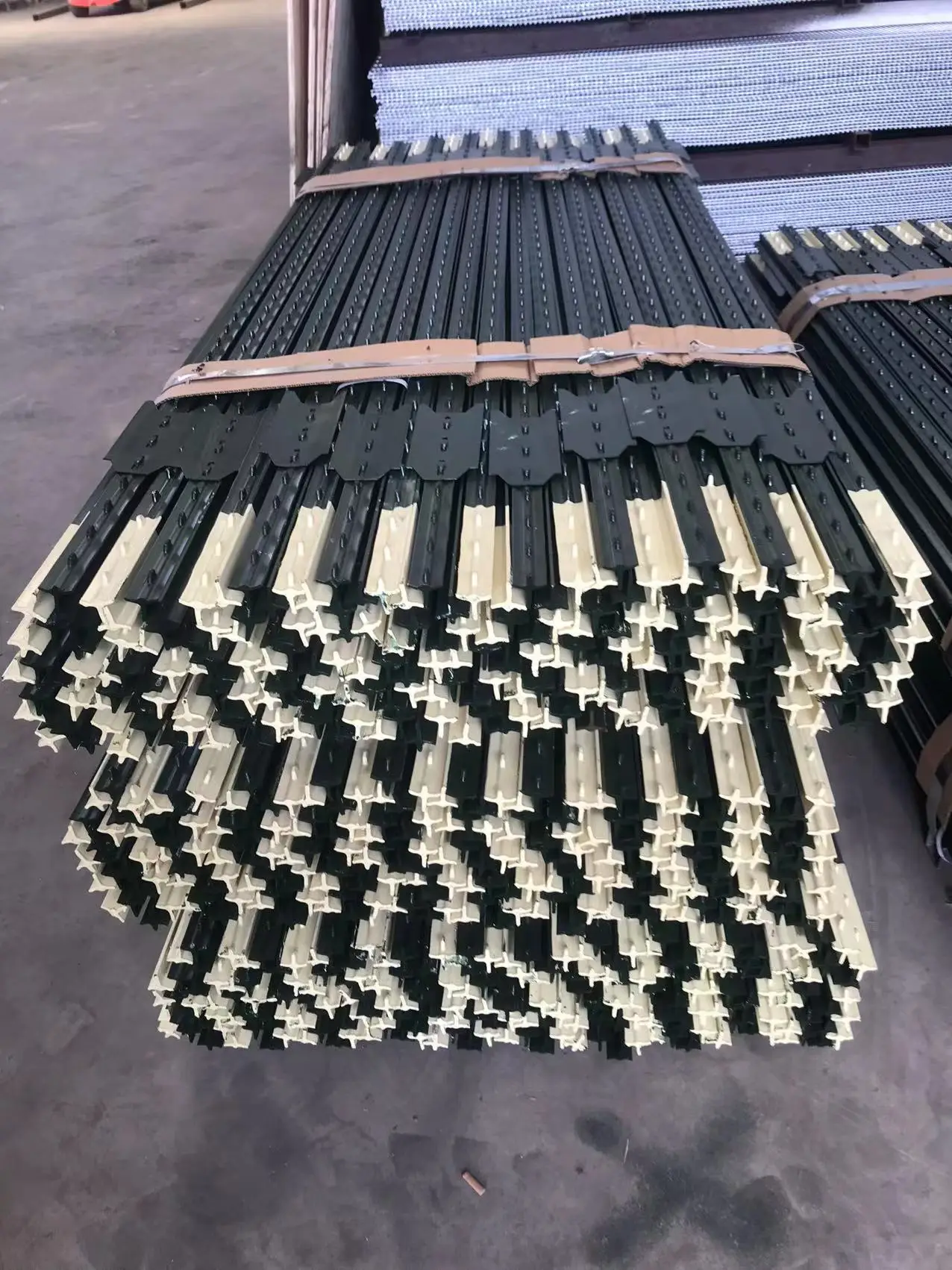 Wholesale Cheap Steel T-Shape Star Farming Cattle Fence Posts 6ft 7ft 8ft with Caps for Driveway Gates Sport Fencing Accessories