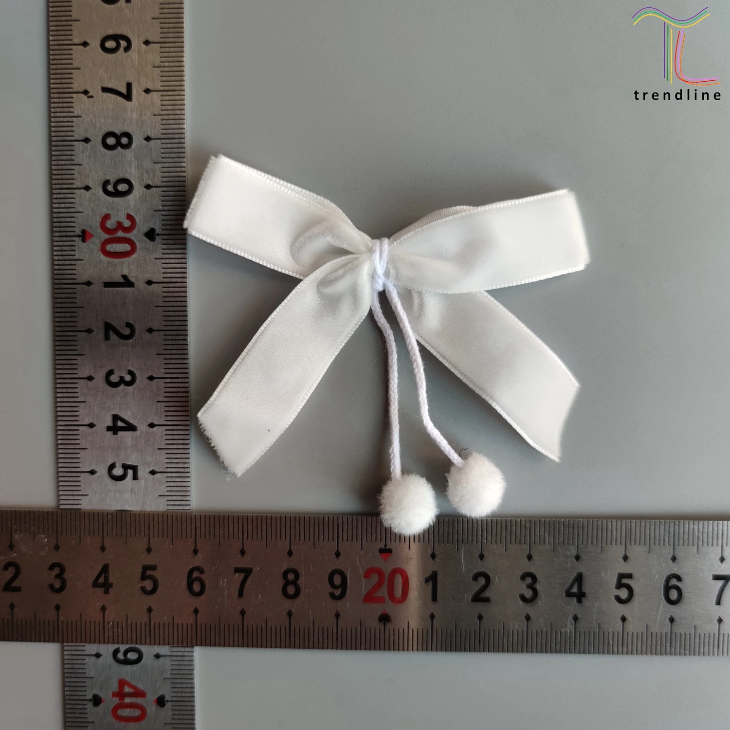 Белые черные серые банты с помпонами