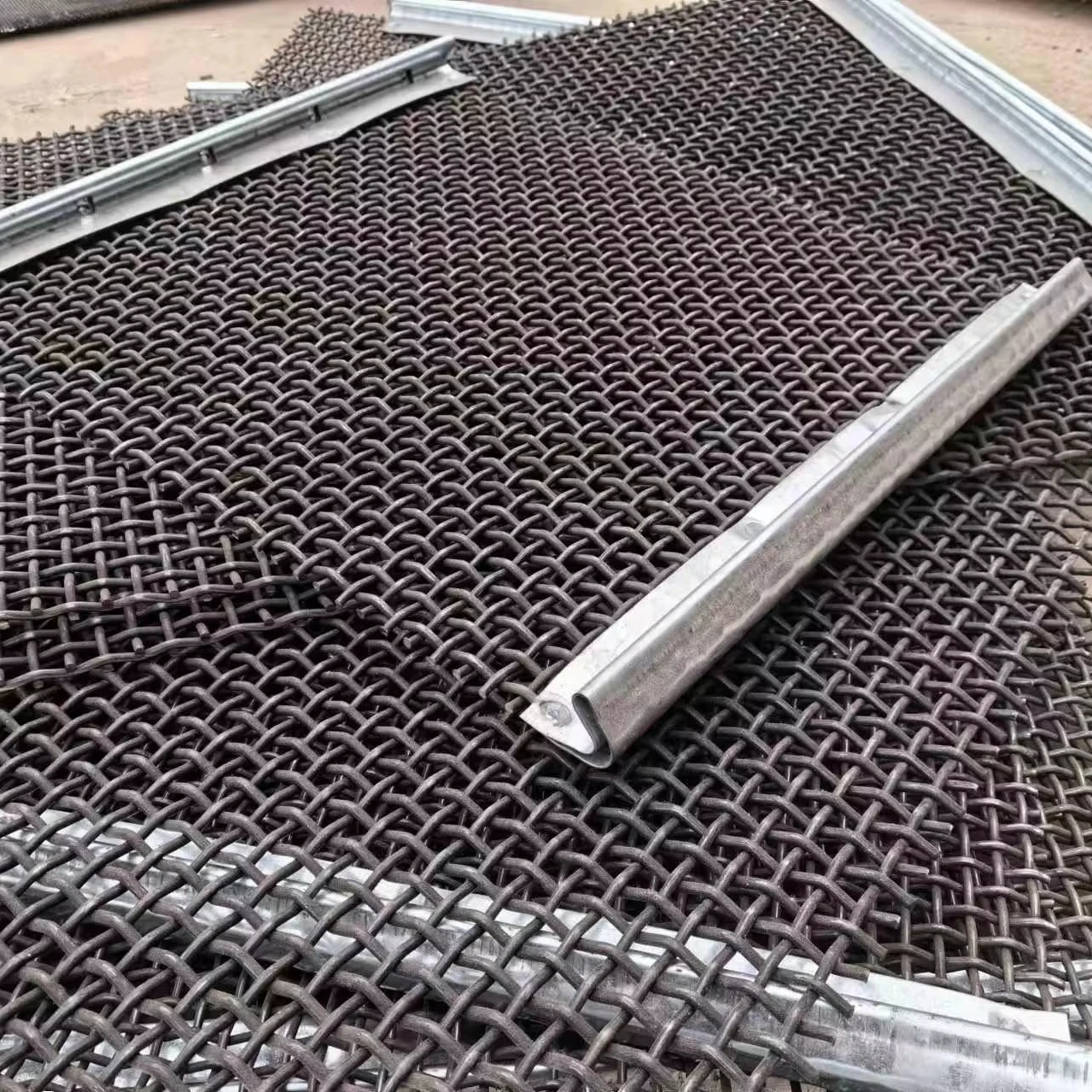 Wear resistant manganese steel screen mesh 65Mn mine vibrating crimped screen mesh for crusher