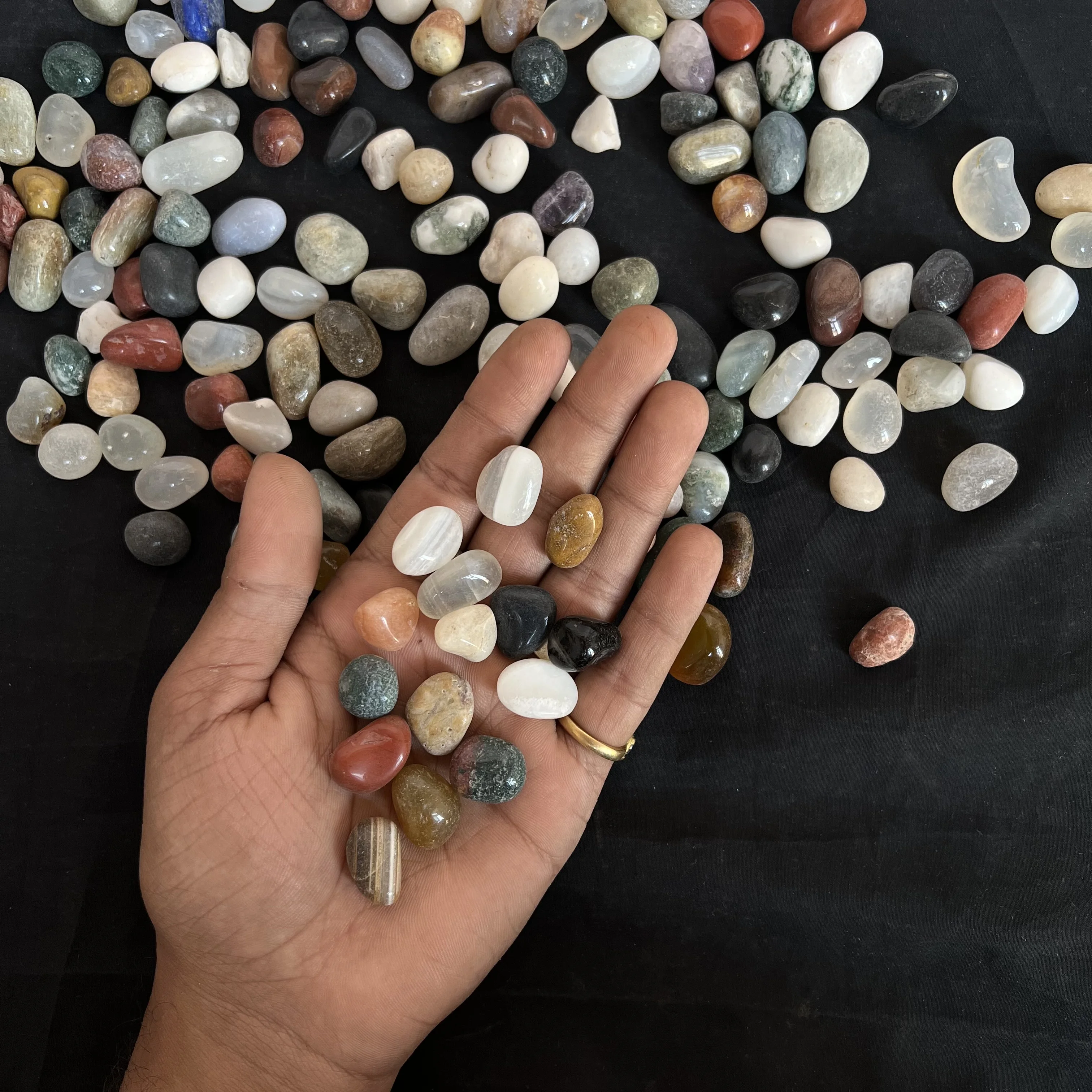 Export Quality 10-20mm 20-30mm Mix Agate Pebbles for Crystal Healing Grids Available In Bulk Quantity