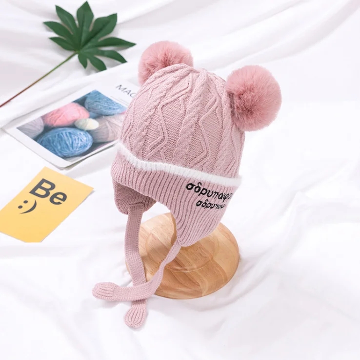 Дешевая детская вязаная шапка с двойным помпоном, вязаная шапка с вышивкой, детская шапка с защитой ушей