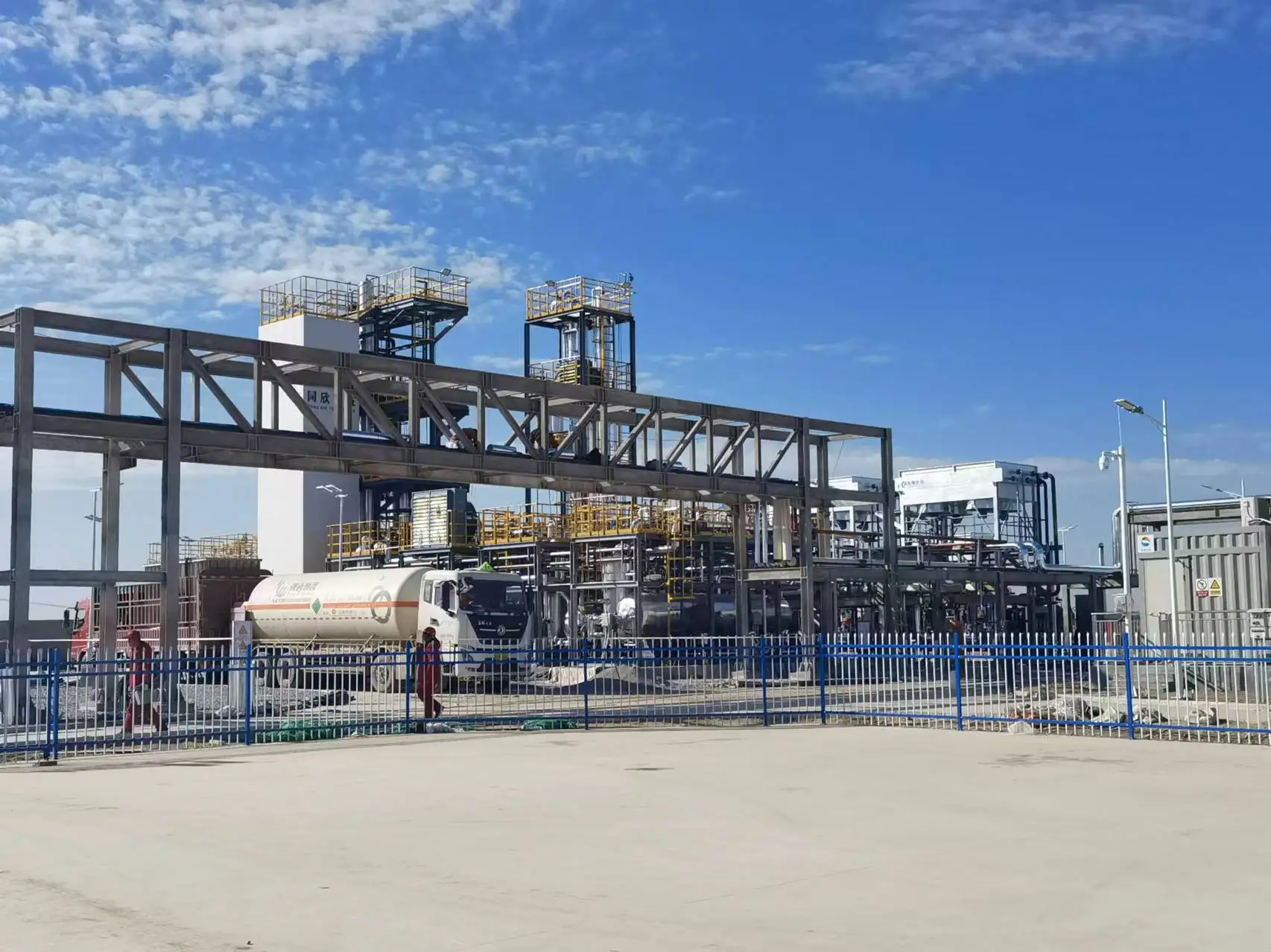 Крупномасштабная установка для сжижения жидкого природного газа