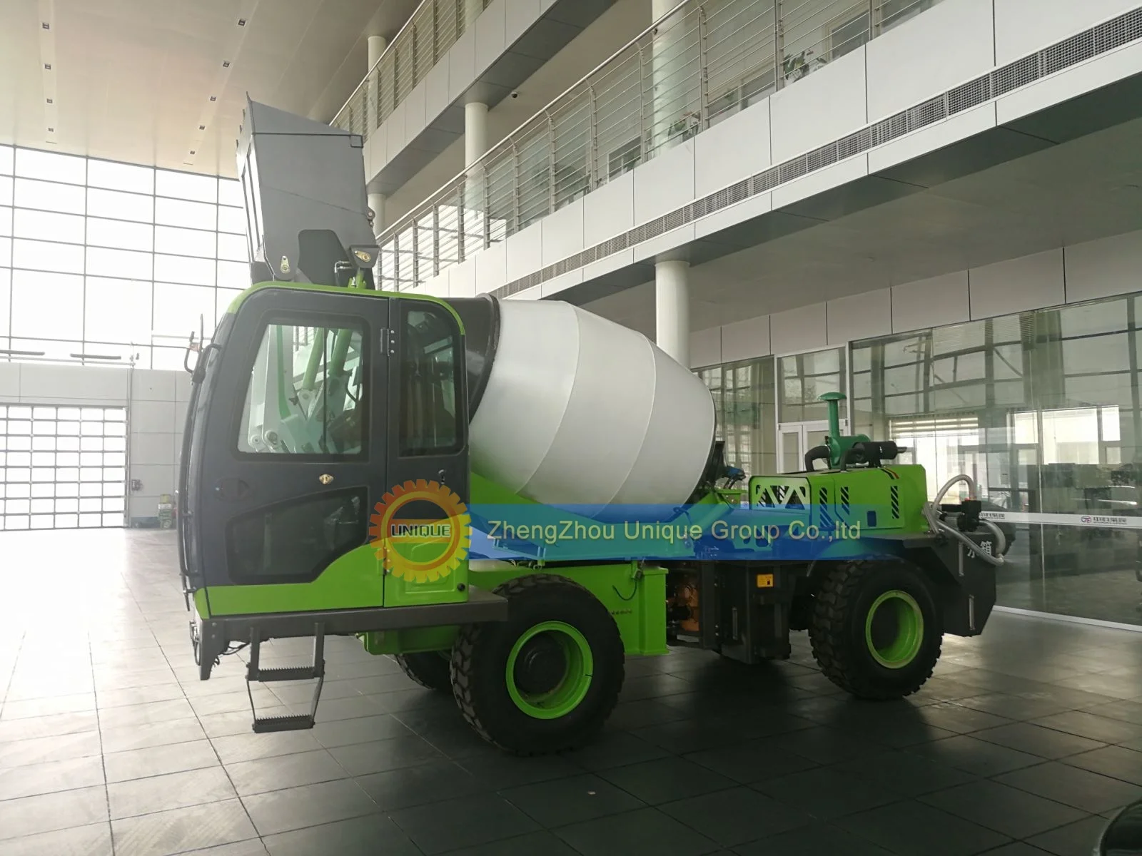 Chinese Factory Best Price 4CBM Self Loading Concrete Mixer Truck In Stock