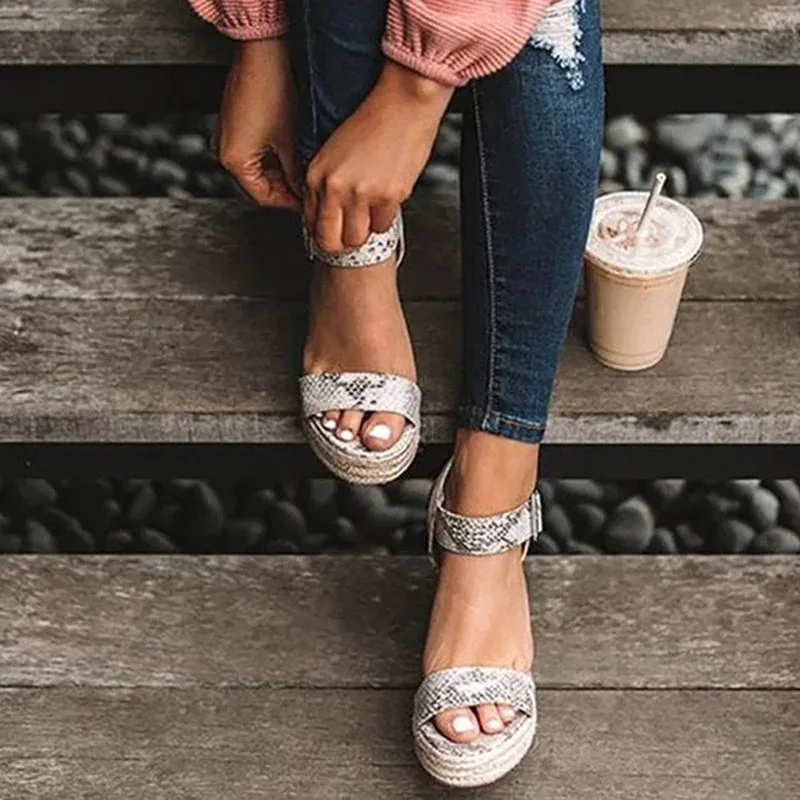 Женские плетеные сандалии в римском стиле, туфли на очень высокой танкетке со змеиным принтом, с пряжкой, 2021