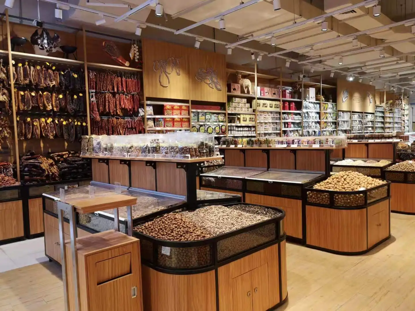 Supermarket Snacks Food Display Racks Rice Display Shelves Customized Wooden Candy  fruit display shelf