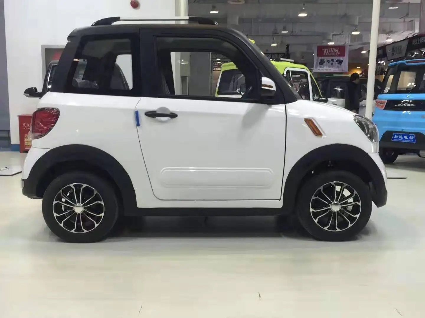  EBU Дешевая Портативная ультрафиолетовая мини-лампа на 4 колеса местный Smart Электрический автомобиль седан малолитражных