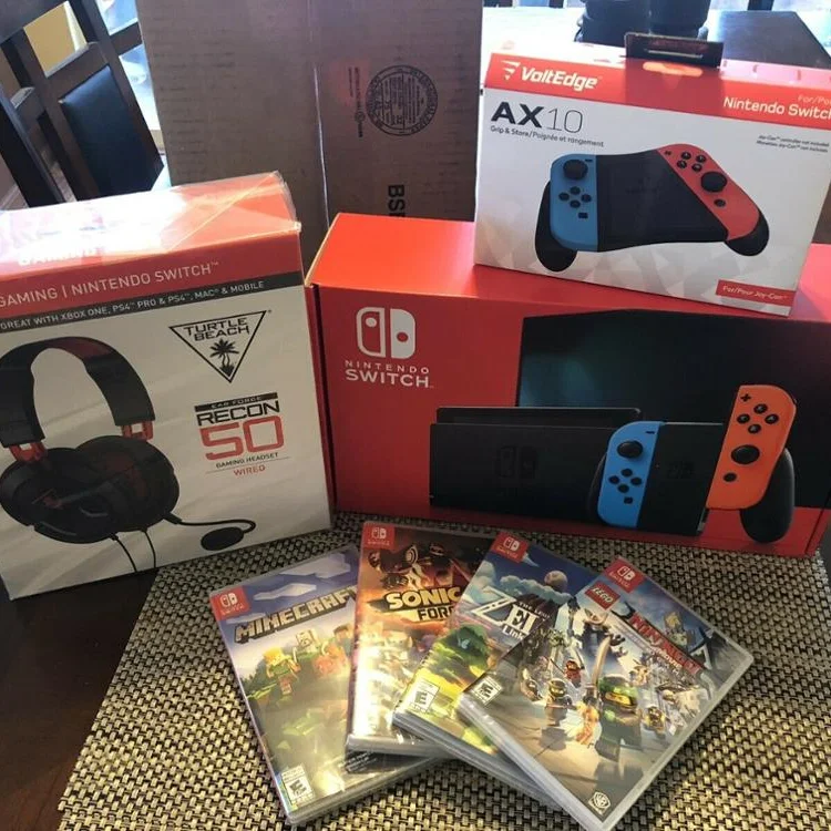BULKS sALES Nin tendos Switch 32GB Console + HEADSET AND 5 FREE GAMES