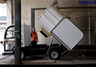 Мусоровоз с боковой загрузкой