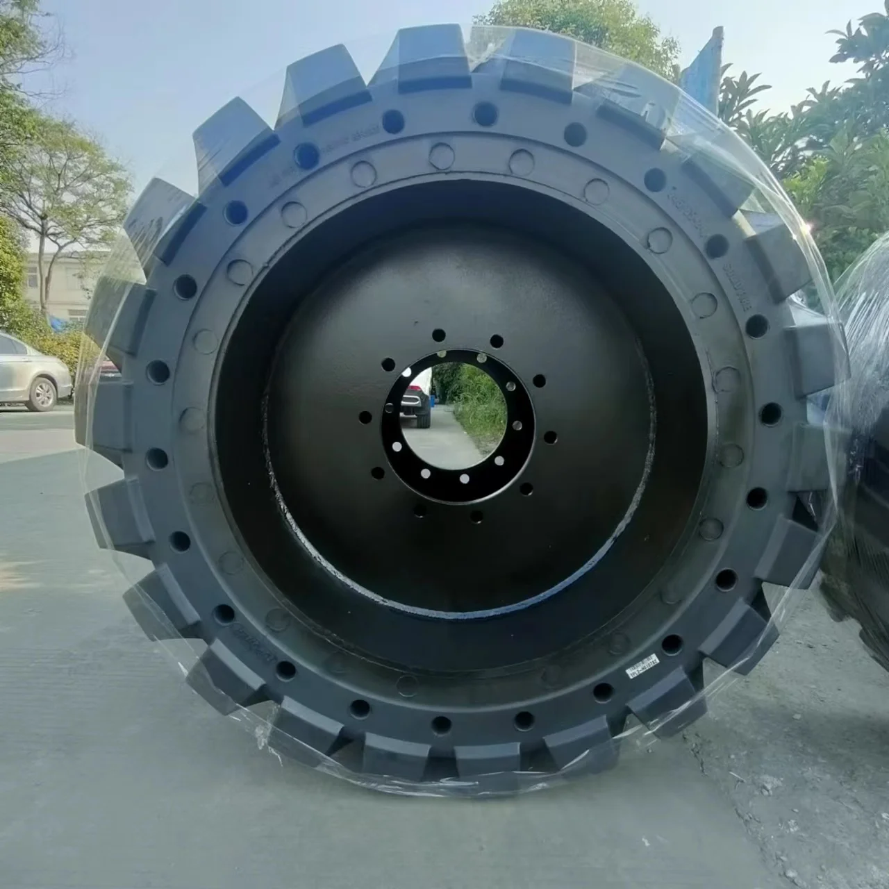 Factory Supply High Quality Boom Lift Wheel 445x65-24 445/65-24 Solid Tire with Rim for Genie JLG Haulotte