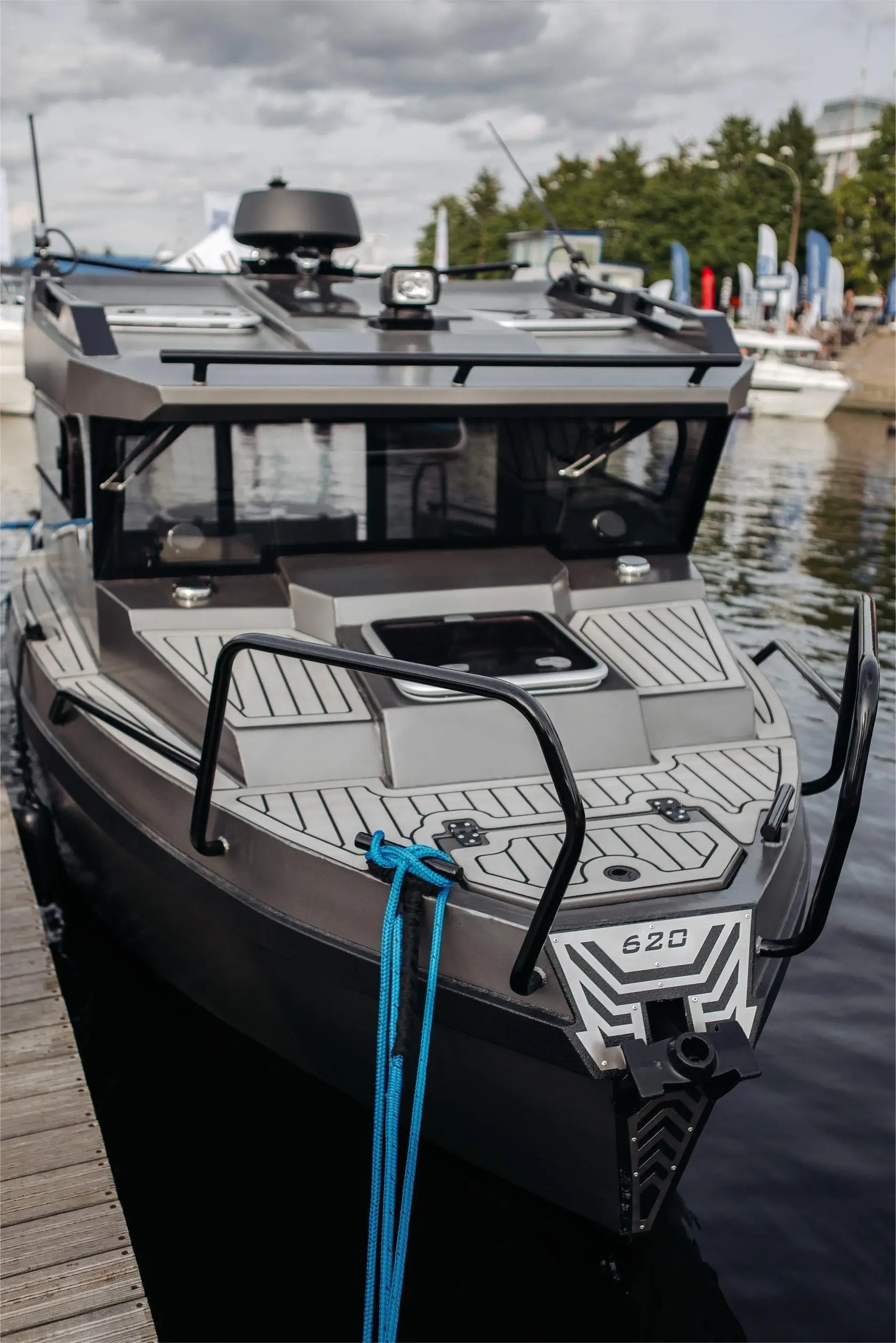 Low-Priced 26ft Family Party Boats New Rowing Fishing Boats with Sofa Sleeping Quarters for Surfing