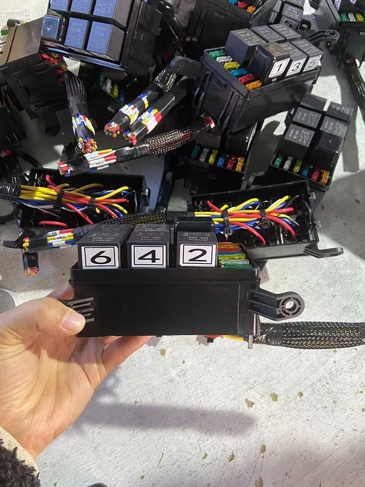 Universal Automotive Fuse Relay Holder 12-Slot Relay Box 6 Relays 6 ATC/ATO Fuses Automotive Accessories Wholesale