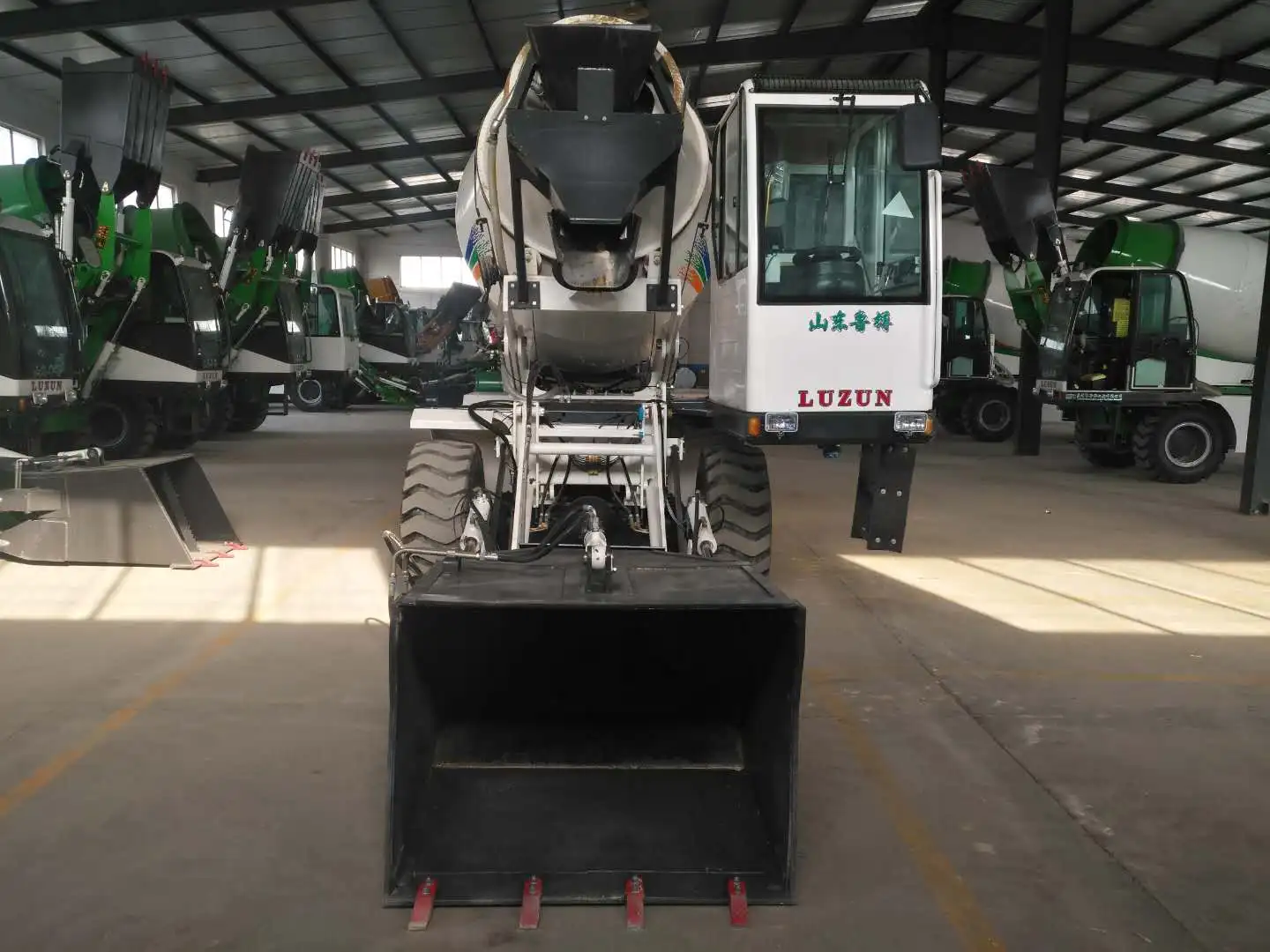 LUZUN Self Loading Cement Mixer Truck Concrete Mixing 4.0CBM