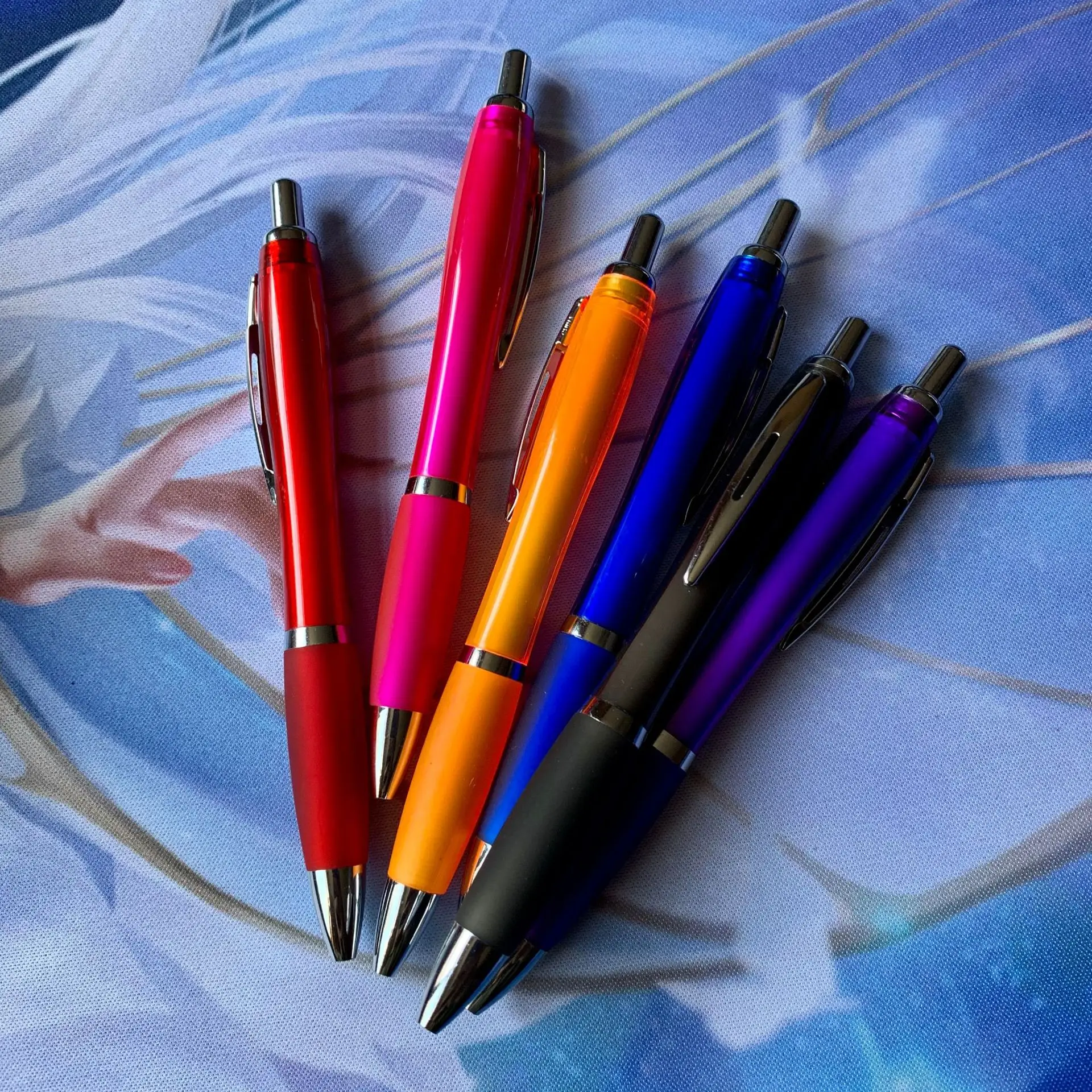 Wholesale hot popular transparent click retractable advertising calabash curve shape soft grip ball pen with customized logo