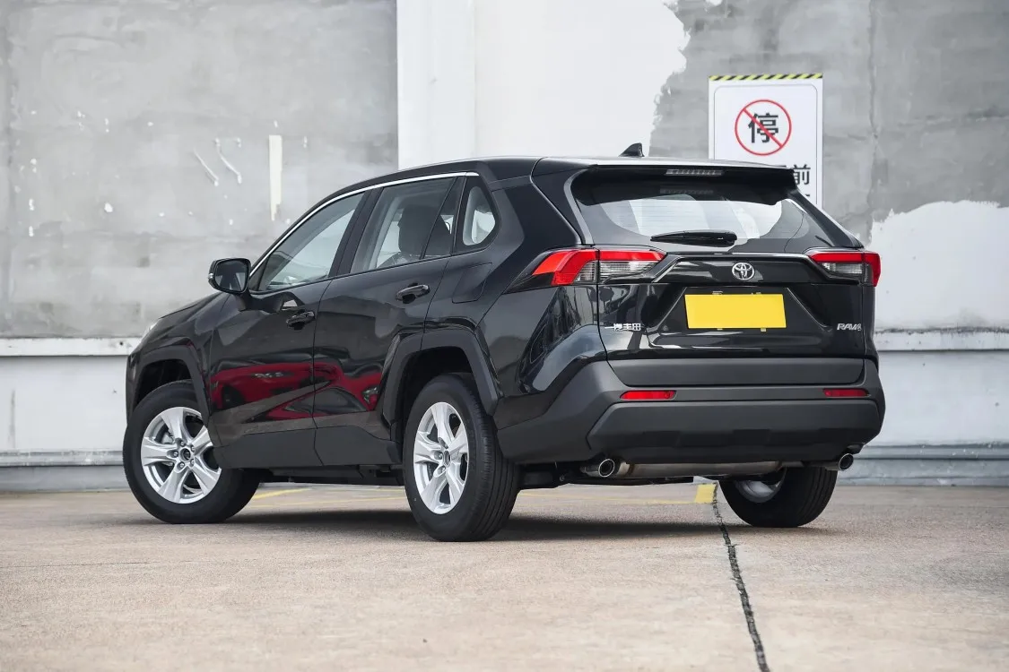 Подержанные автомобили Toyotas RAV4 Prime для продажи довольно подержанные