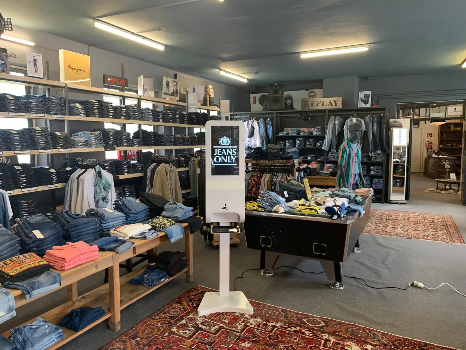 mount detection monitoring facial measurement lcd display face recognition check temperature screening kiosk