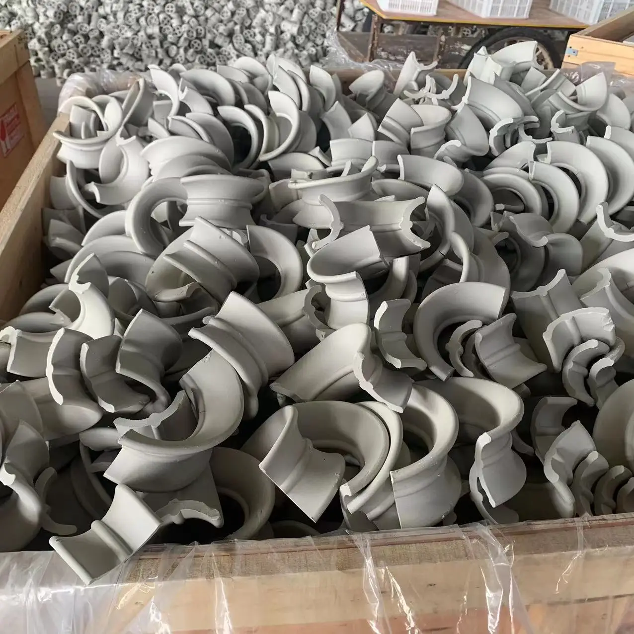 Customizing different saddle ring industrial acid resistant ceramic fillers Red refractory acid resistant brick