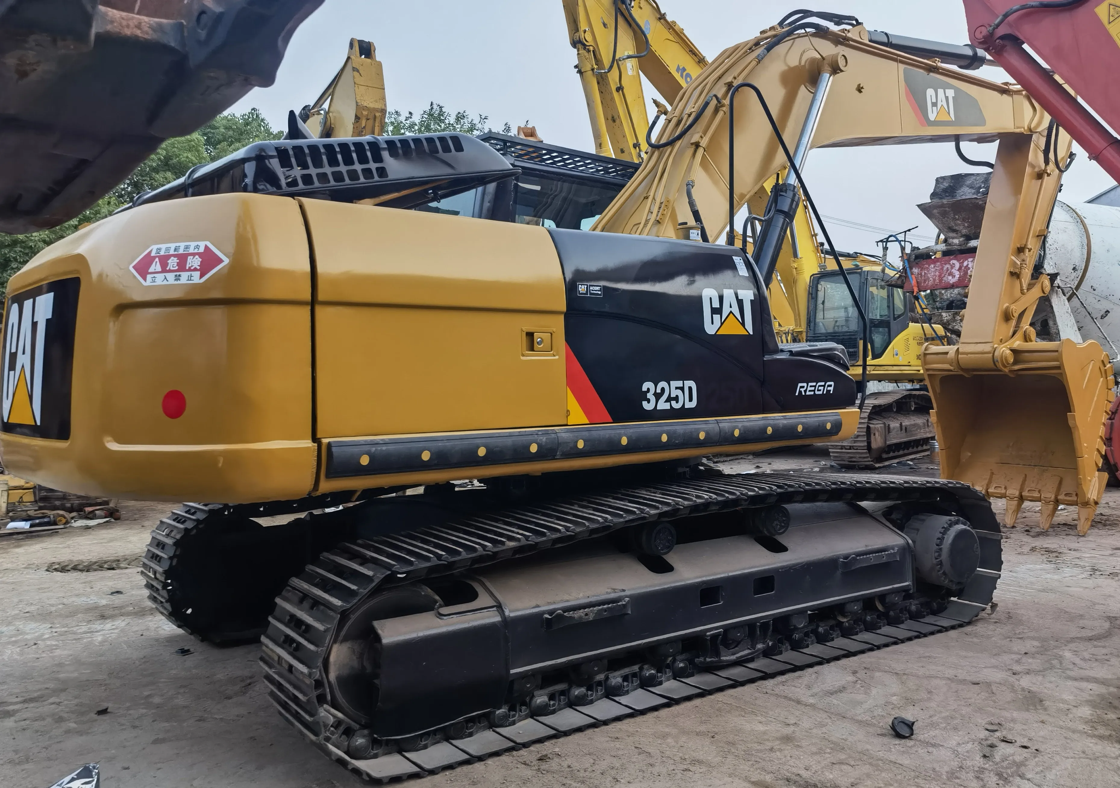 Japan original second hand Caterpillar 325D crawler hydraulic excavator stocking in shanghai yard