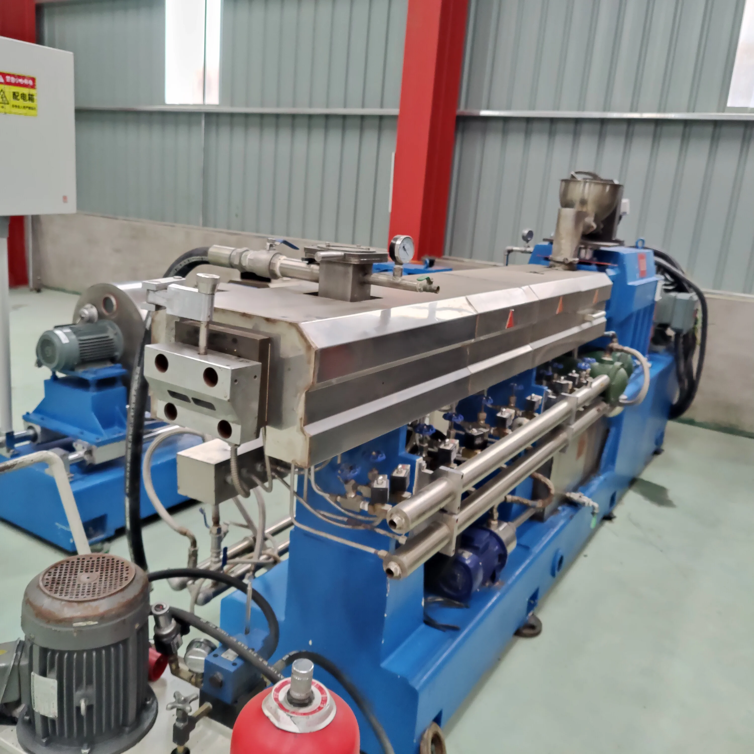 Двухвинтовой гранулятор 65 мм 75 мм Нанкин Подержанный хороший станок для переработки и переделывания пластиковых отходов частиц