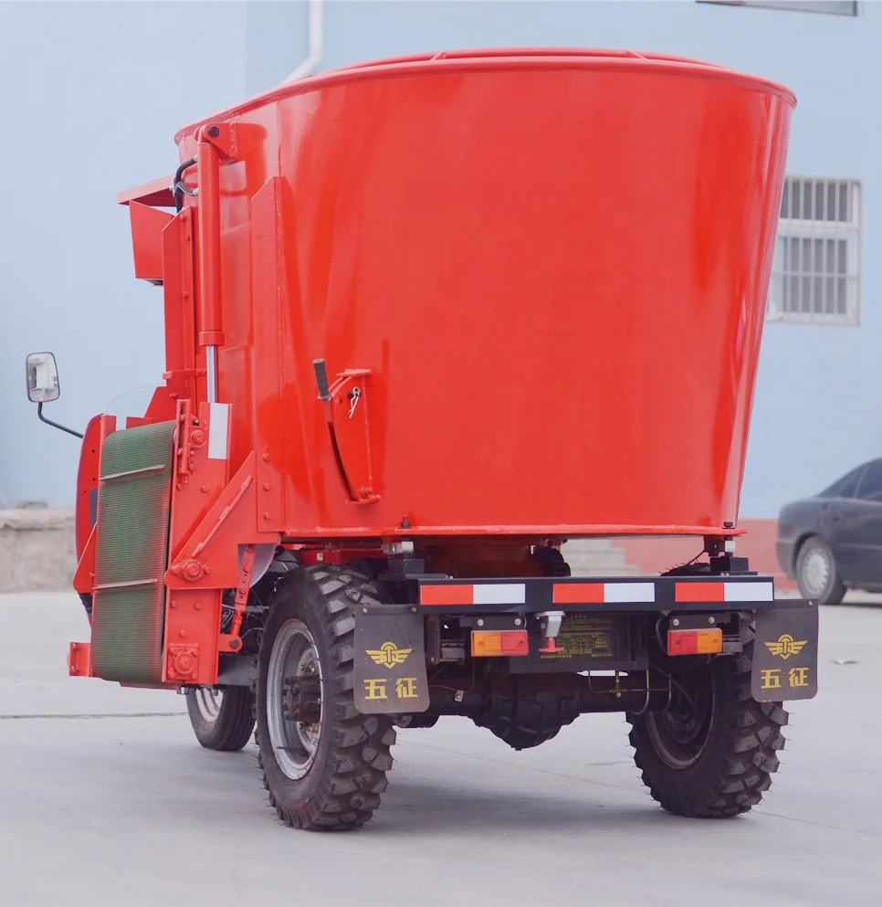 New self propelled TMR cattle feed mixer wagon straw mixer cow feed processing machine animal silage forage mixer for dairy farm