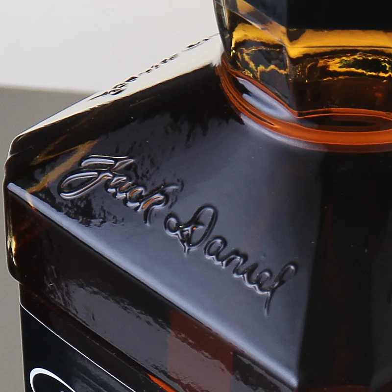 Low price High quality glass bottle deluxe Aromatic whisky Tennessee black label whisky