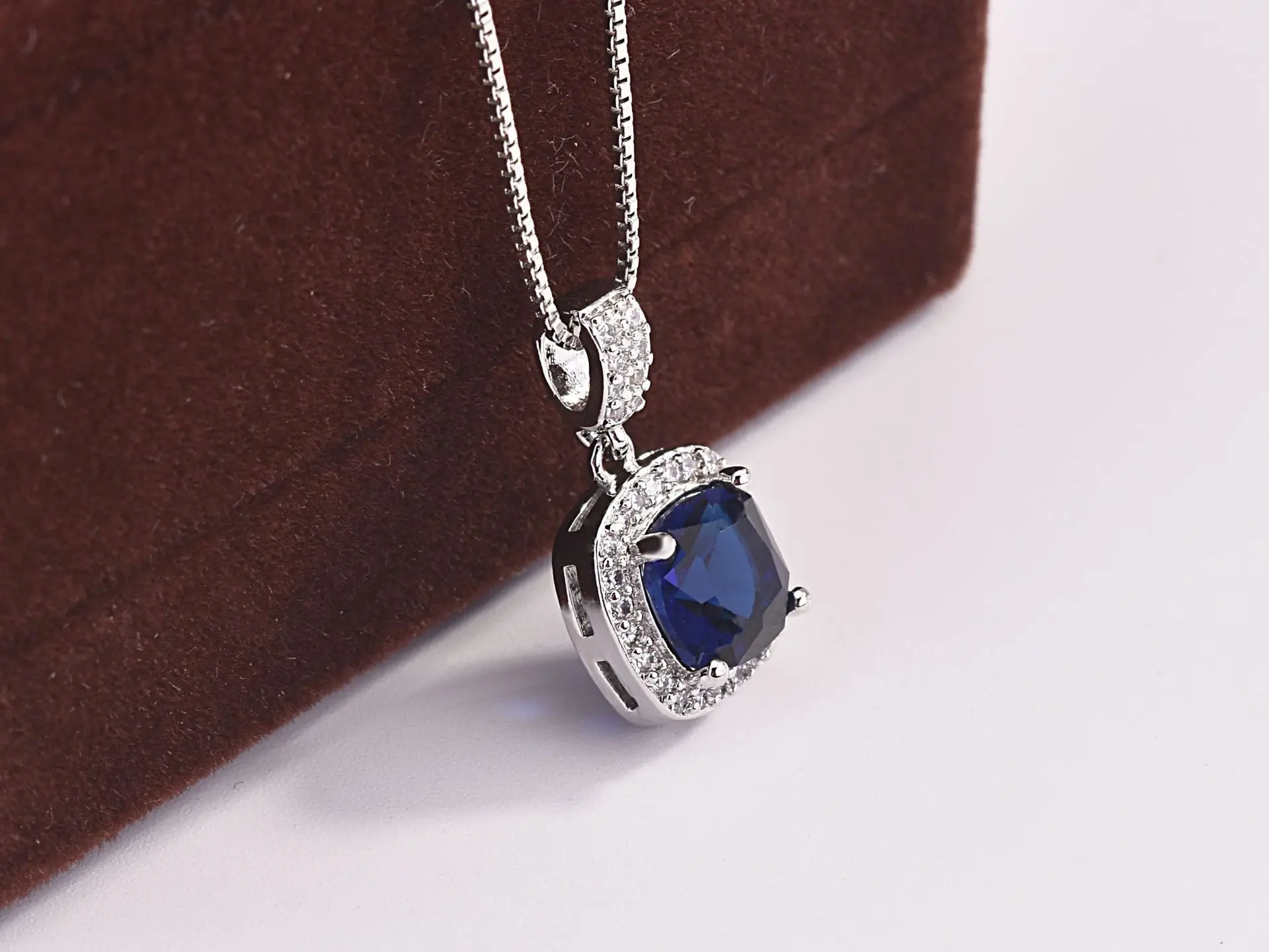 New color treasure series synthetic sapphire cat necklace cute kitten short collarbone chain necklace ladies