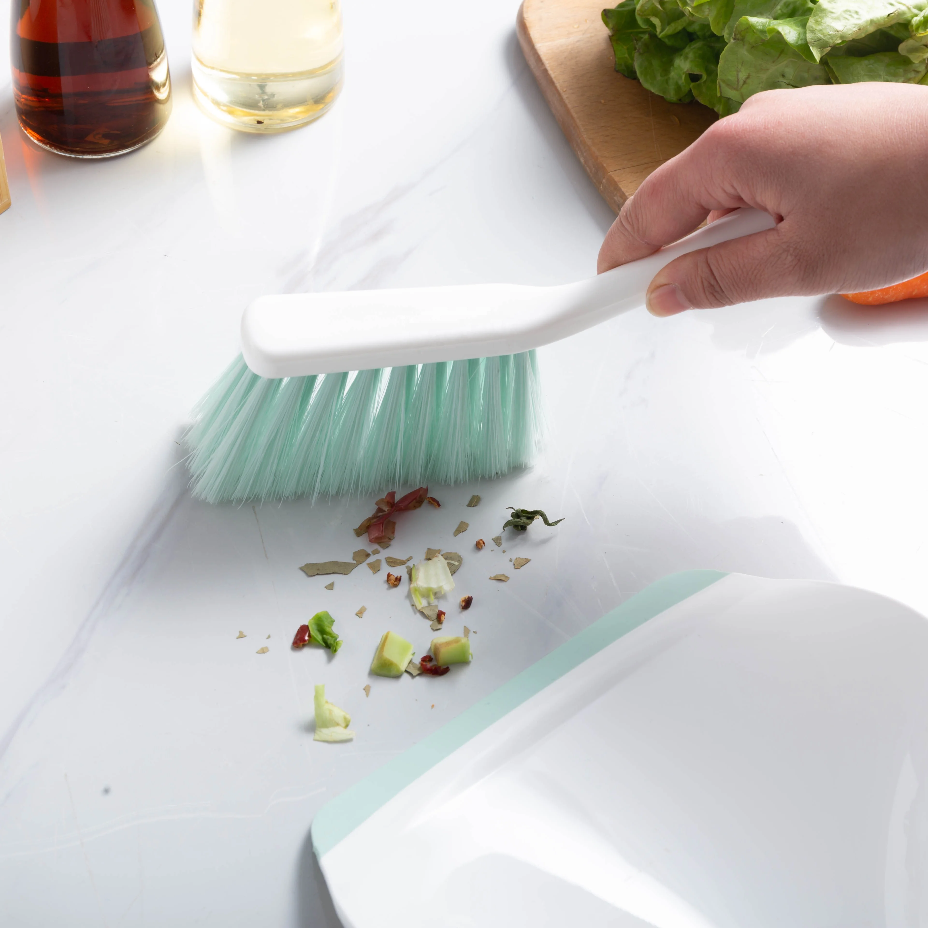 Kworld Wholesale Multifunctional Laptop Cleaning Plastic Hand Small Mini Broom And Dustpan Set with TPR Lip For Home