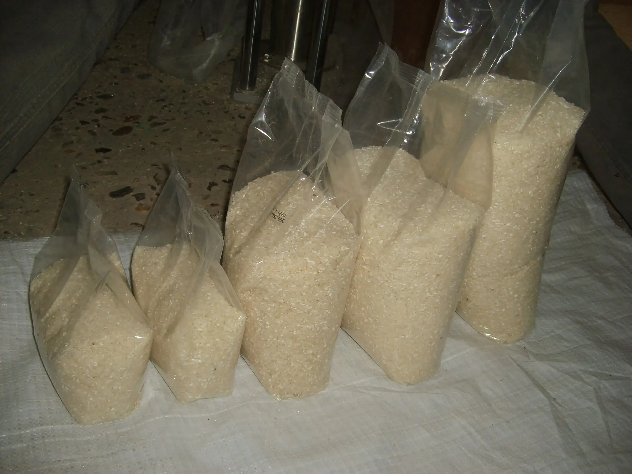 Automatic 100g 200g 500g 1kg bag rice weighing packing and beans sugar granule packaging machine