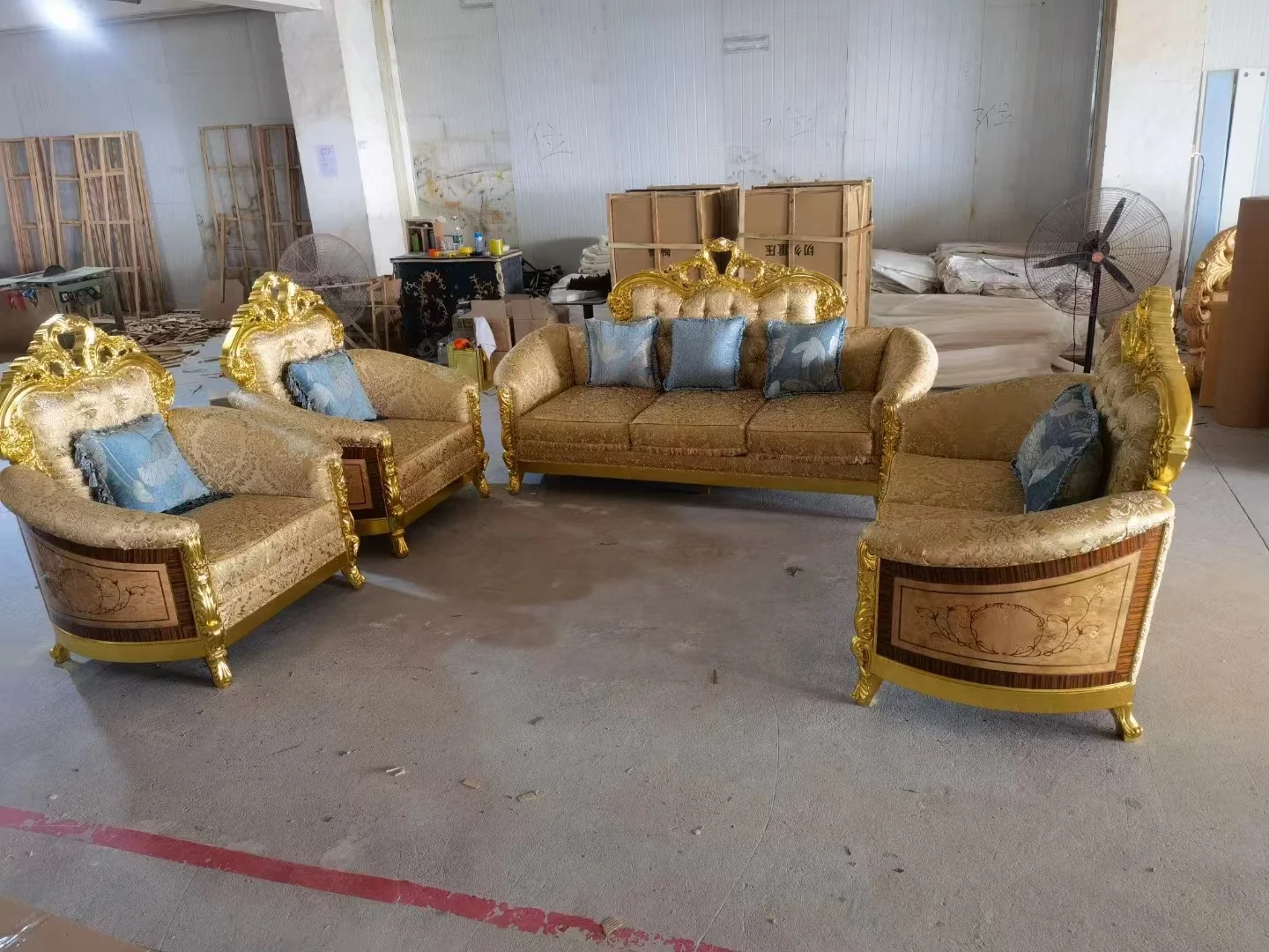 Luxurious European Italian Classical Style Antique Wooden Carved Craftsman Sofa Set Shiny Gold with Veneer for Home Furniture