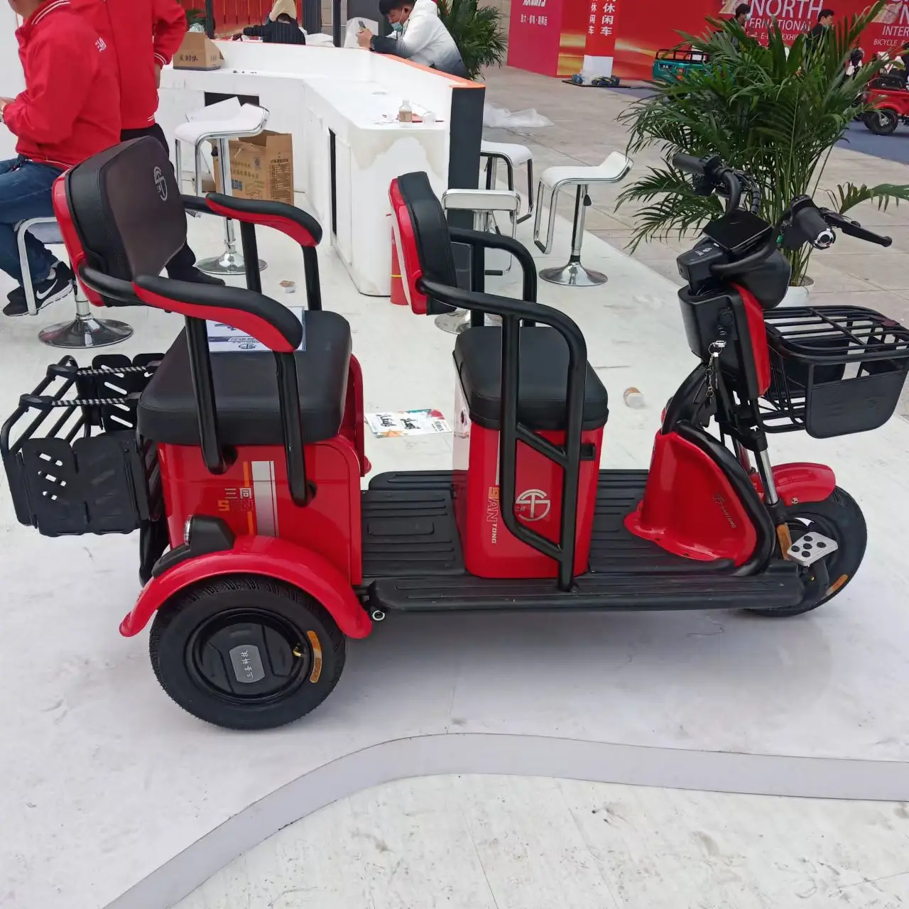 2024New electric tricycle high-power cargo pulling manned UniversalFactory wholesale electric motor bike electric tricycles
