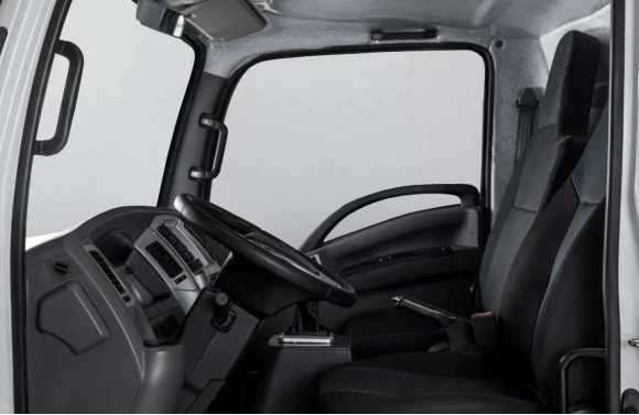 Left Hand Chinese 4x2 Diesel 140Hp Automatic Yuchai Light Box Cargo Truck 6 Tons For Sale