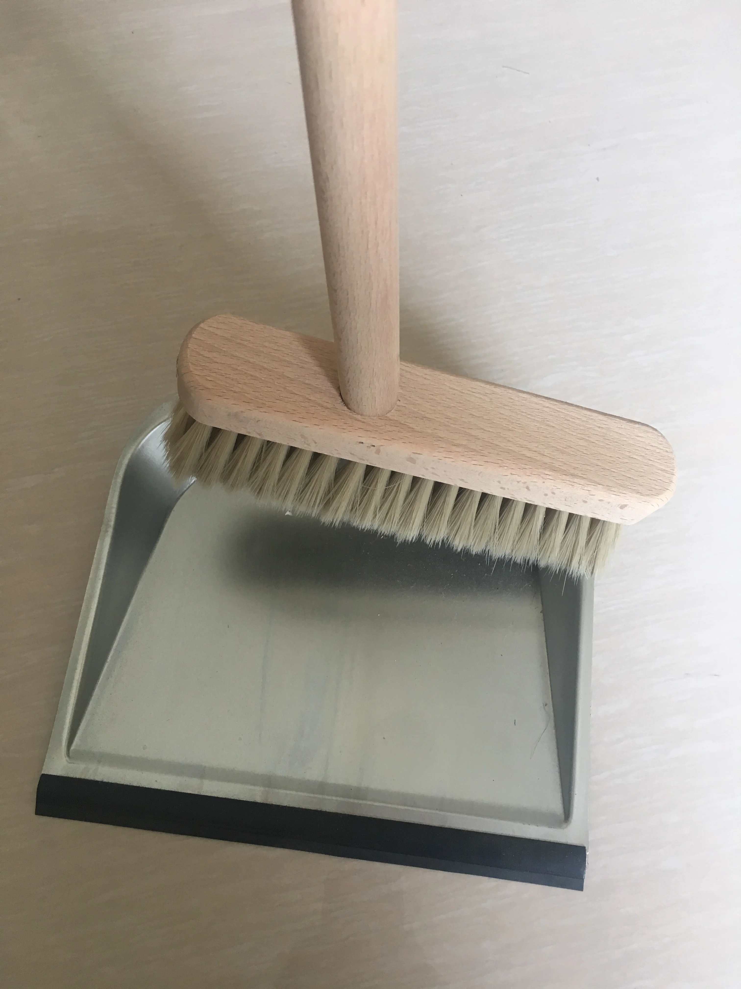Design Wood Long Handle Broom with Metal Dustpan