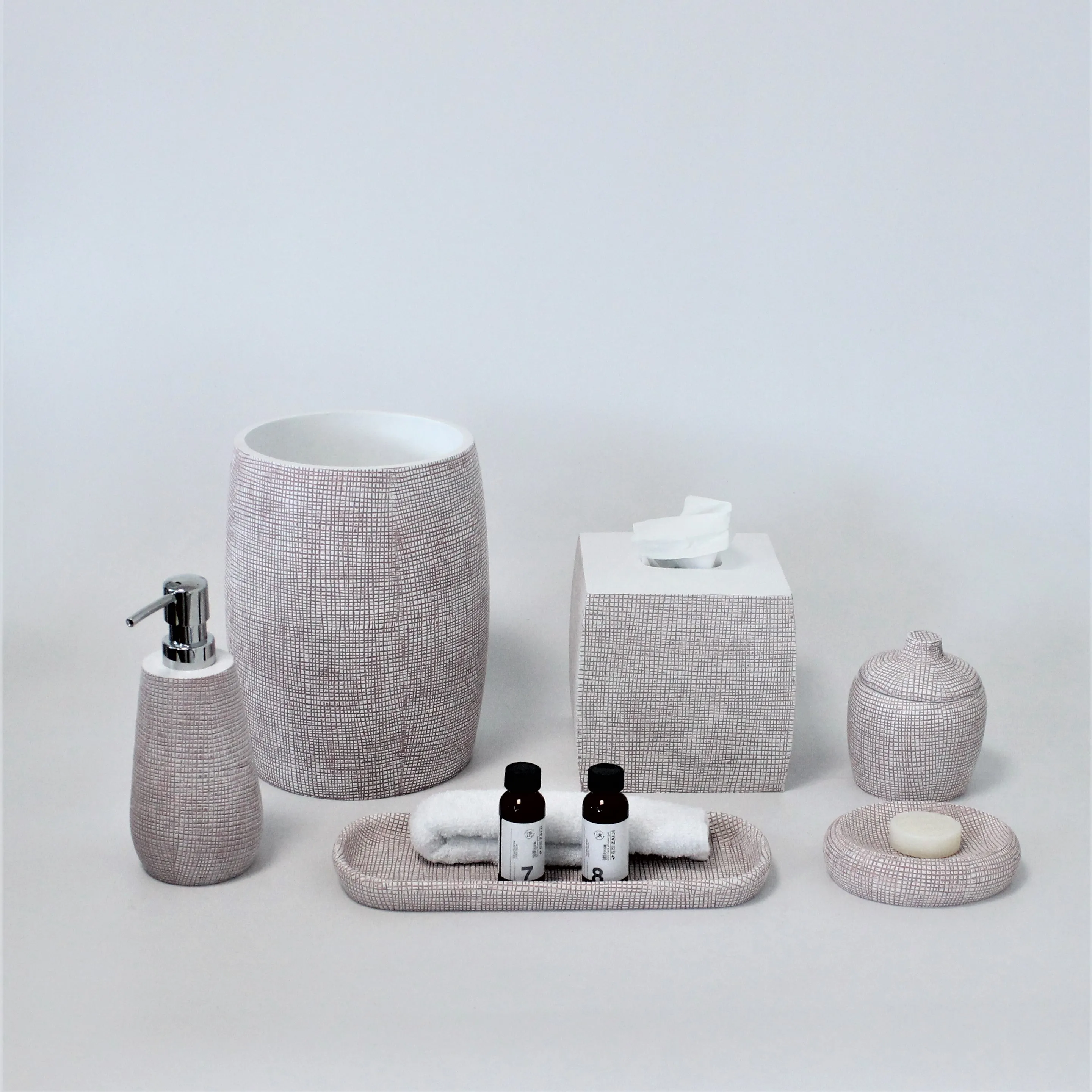 2021 new arrival custom logo 1 sets MOQ  resin tray resin bathroom accessory set for star hotel bathroom