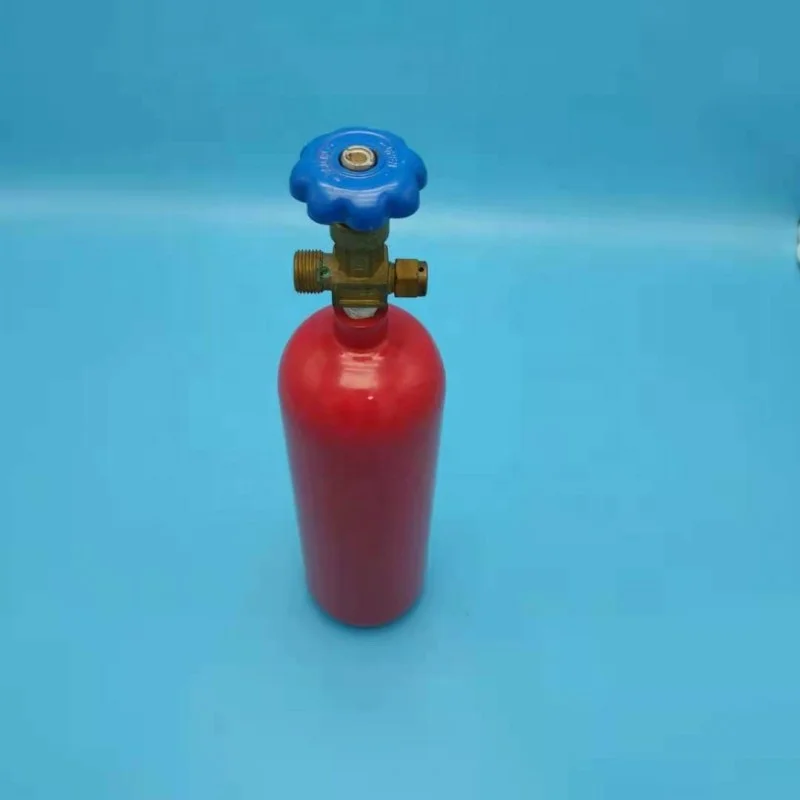 Голубые и белые газовые баллоны 2 л с индивидуальной