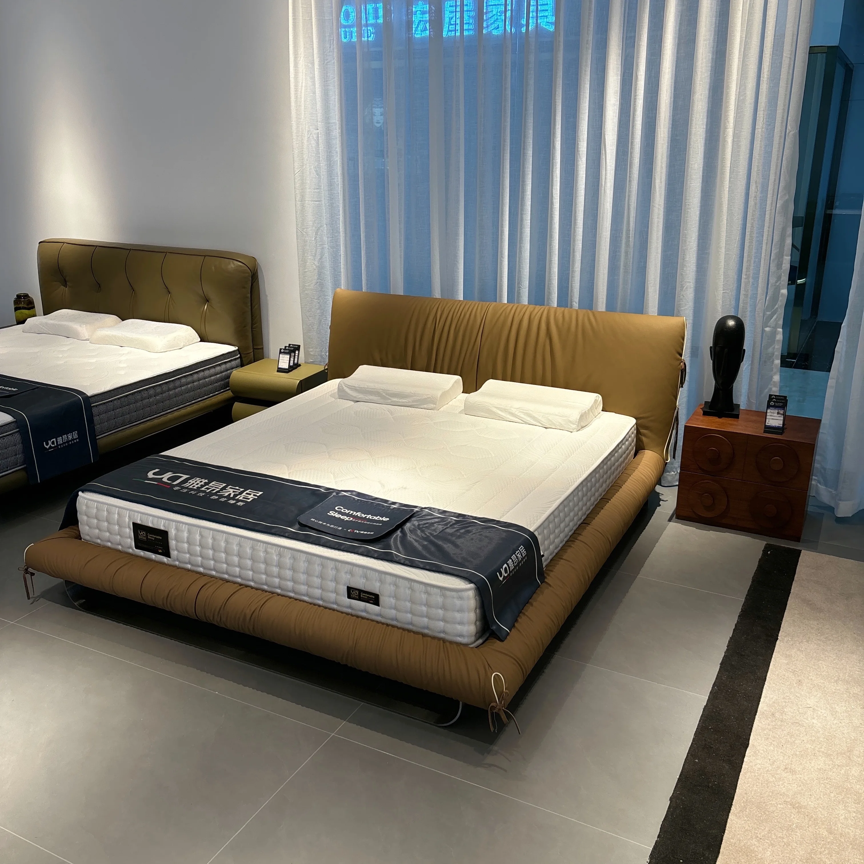 Latest Design Italian Luxury King Size Double Bed Modern Nordic Leather Upholstered Bed with Soft Wooden Frame for Bedroom