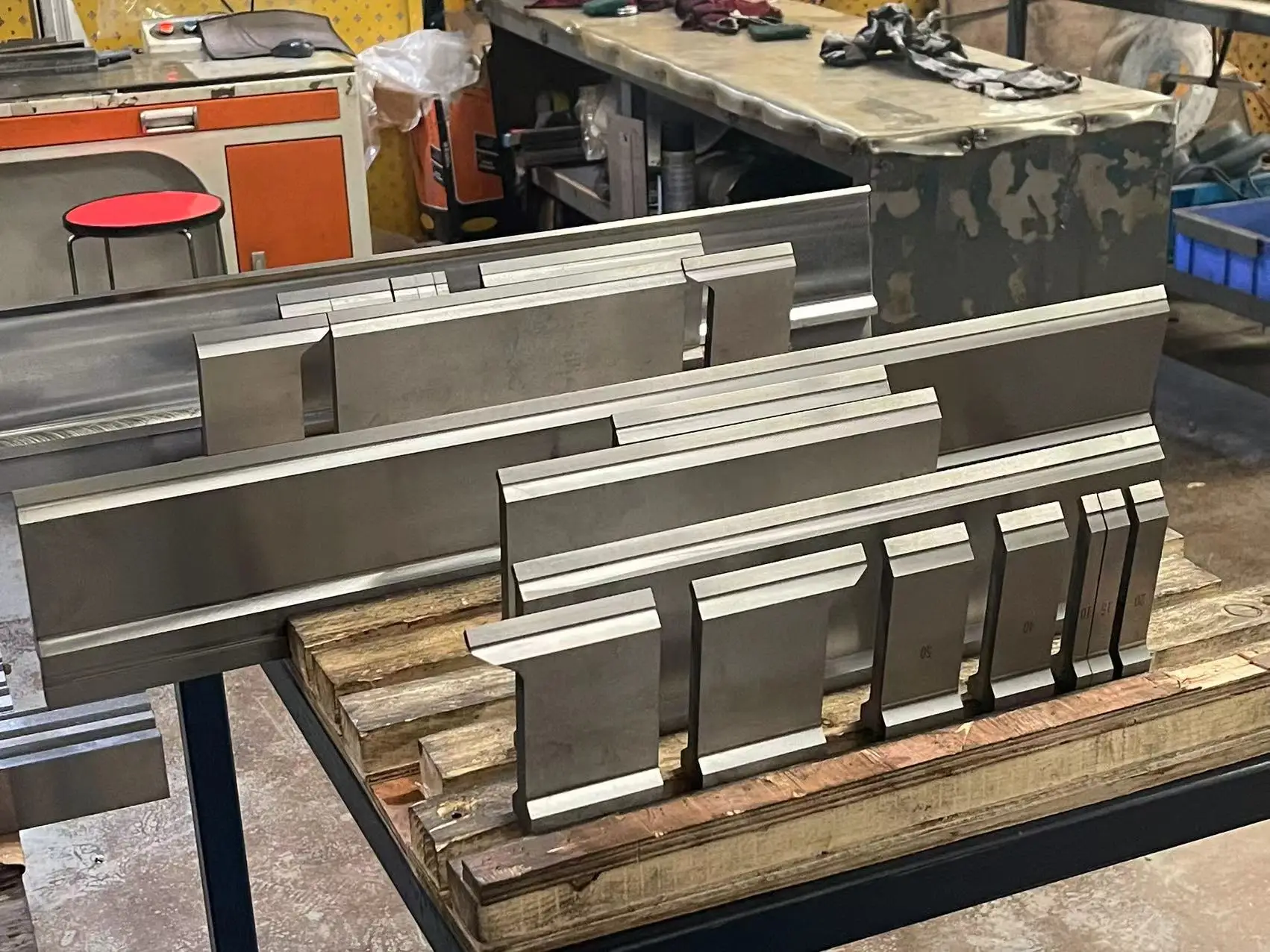 AMADA Press Brake High Quality CNC Punch and Die bending Machine Tooling manufacturer press brake tooling sheet metal bending