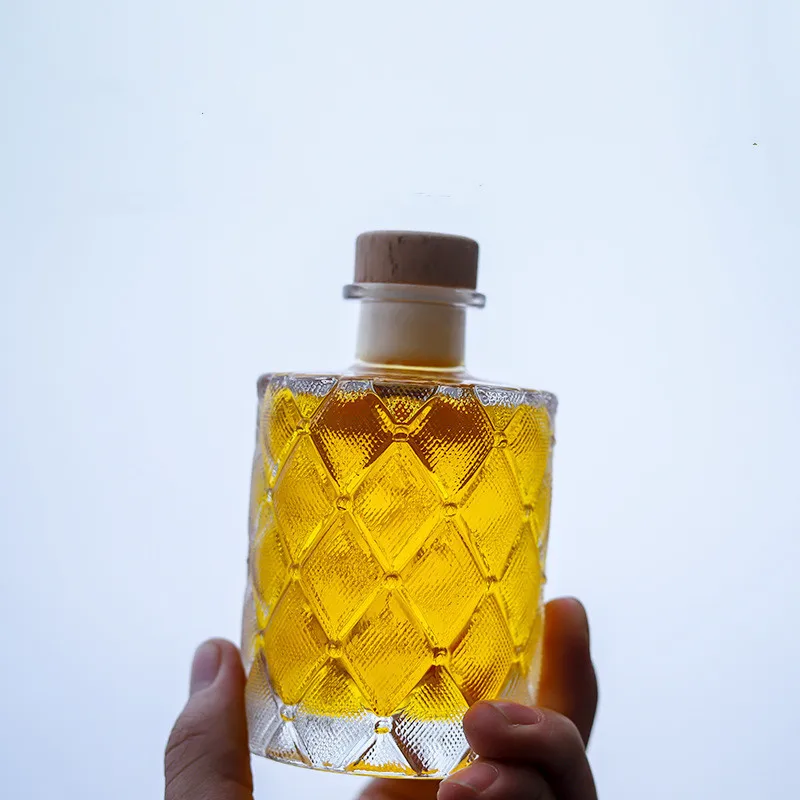 Wholesale 50ML 100ML round transparent mini whiskey wine 150ml glass vodka whiskey bottle with cork stopper
