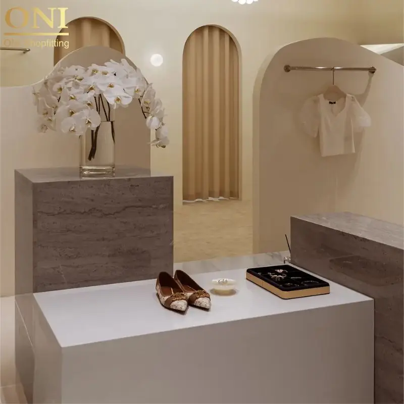 Мебель для магазина одежды