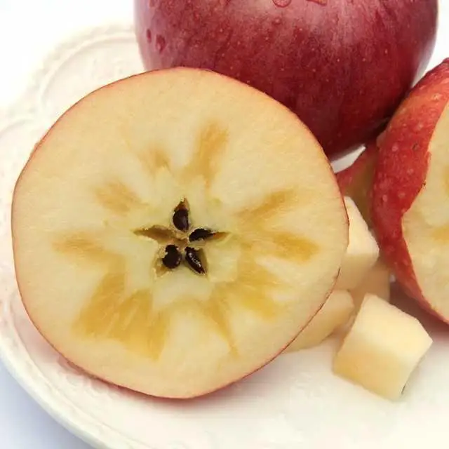 
 Китай, оптовая продажа, свежие яблоки, королевские яблоки Qinguan, выход из Сербии, Польша, яблоки Qinguan  