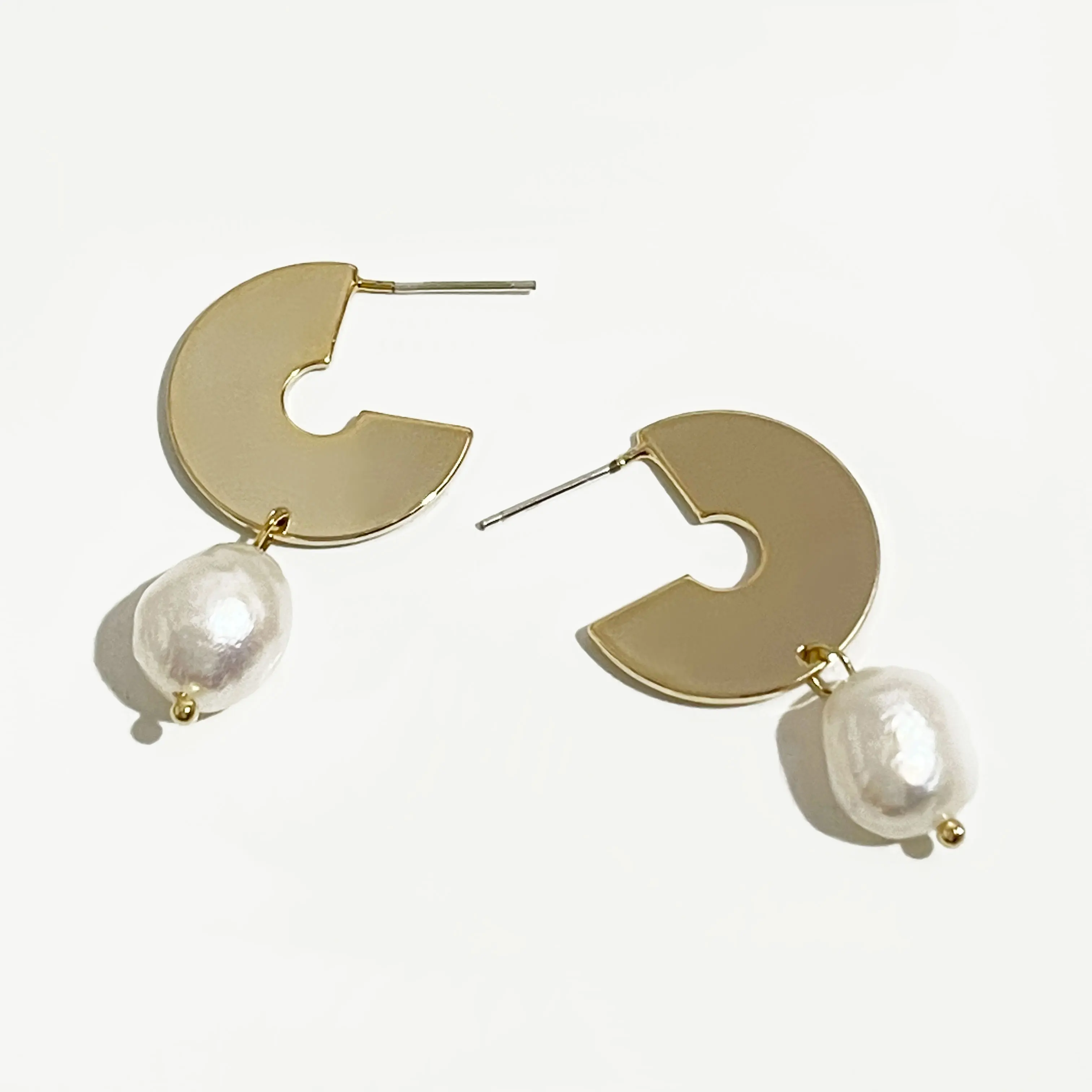 Geometric Fan-shaped Metal Disc Natural Freshwater Pearl Drop Earrings Women Thin Glossy Irregular C Shape Pearl Dangler Jewelry