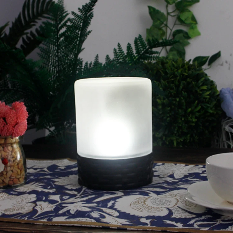 Hot Sale Solar Powered Outdoor LED Glass Plastic Table Candle Light with Rattan Style Decor Candle Lights