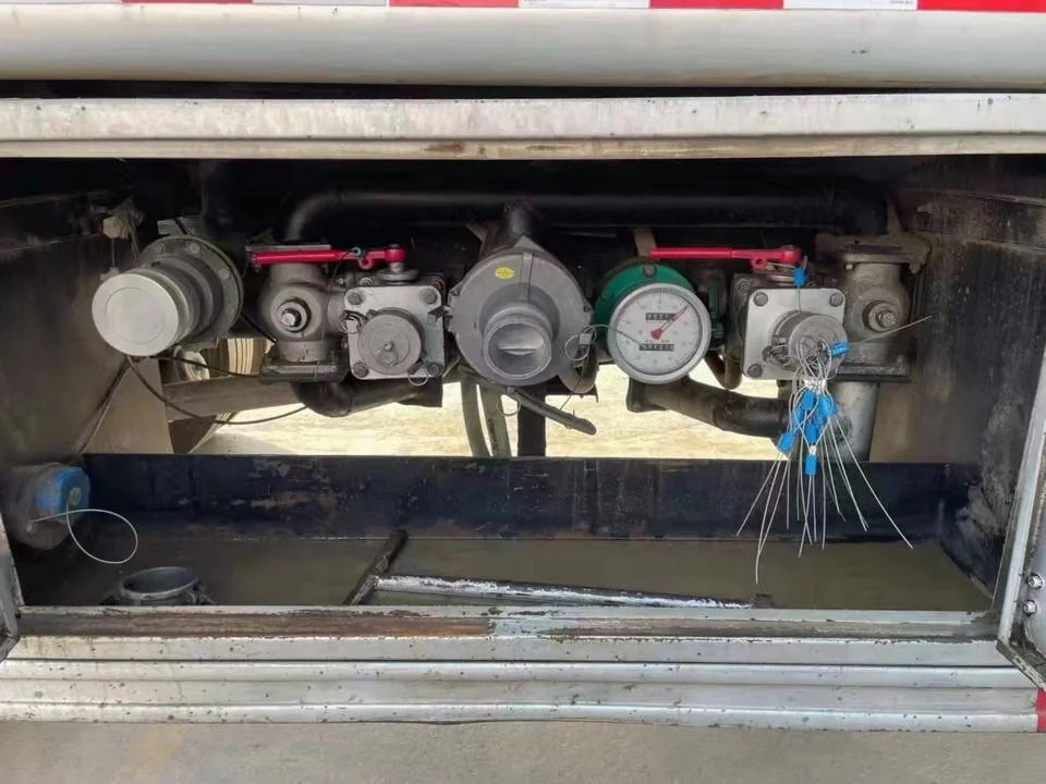 12 Ton Used Oil Tank Truck Dongfeng Brand 4x2 Oil Tanker Diesel Oil Transporter Capacity Fuel Tank Tanker